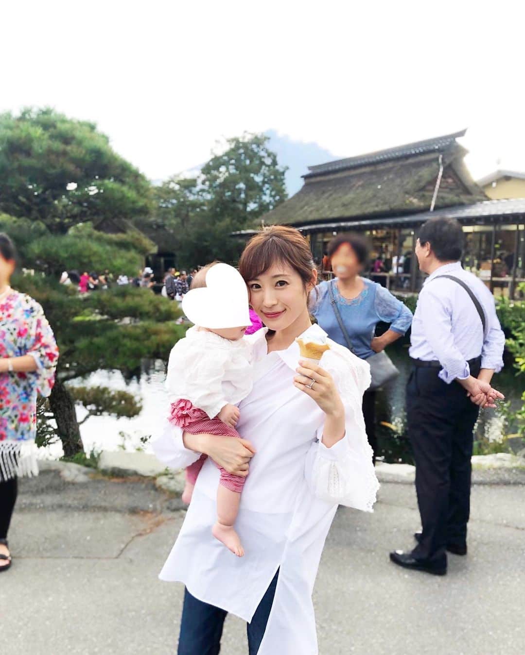 小林真由のインスタグラム：「連休に山中湖へ🌿﻿ ﻿ 丈感もレースも全部が可愛いブラウス♡﻿ やっと着られた🥺﻿ tops: #lanvinenbleu  denim: #moussy﻿ ﻿ ﻿ 1年ぶりの忍野八海🐟﻿ どこまでも見下ろせる透明感にうっとり〜﻿ ﻿ 去年は妊娠中で、﻿ いつか子供と行きたいねと言っていたのが﻿ 懐かしいです。﻿ 深ーい青色が本当に美しかった🙈﻿ ﻿ #山梨 #山中湖 #忍野八海 #旅行 #子連れ旅行 #﻿ #ファッション #コーデ #ママコーデ #ママライフ #コーディネート #秋服 #秋 #女の子ベビー #ベビー #生後10ヶ月 #coordinate #fashion ﻿ #ランバンオンブルー #マウジー #ケーキ」