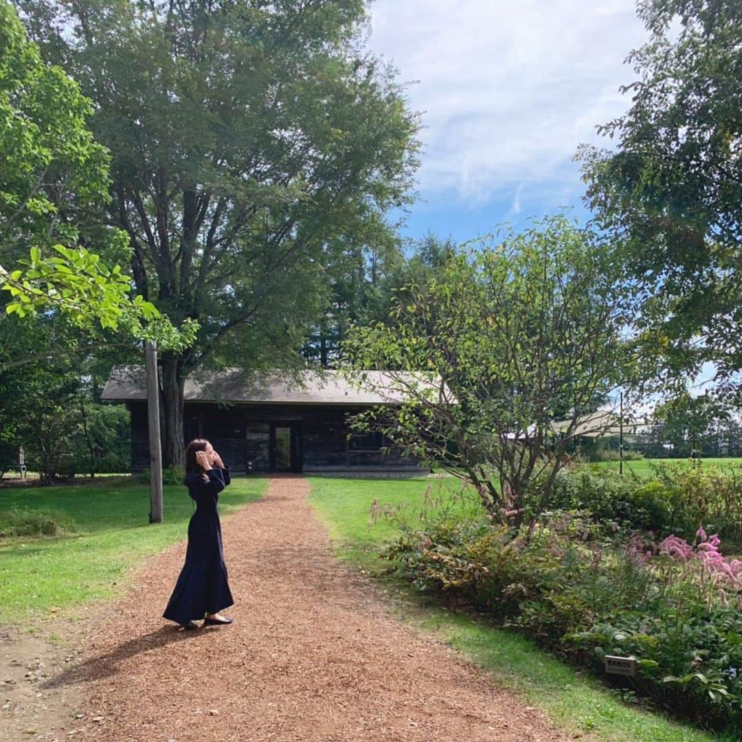 江本るり恵さんのインスタグラム写真 - (江本るり恵Instagram)「お休みを頂いて北海道へ。 最初は六花の森🌳 更新続きますが見ていただけたら嬉しいです🙏🧡 #六花の森」9月25日 19時04分 - emotorurie