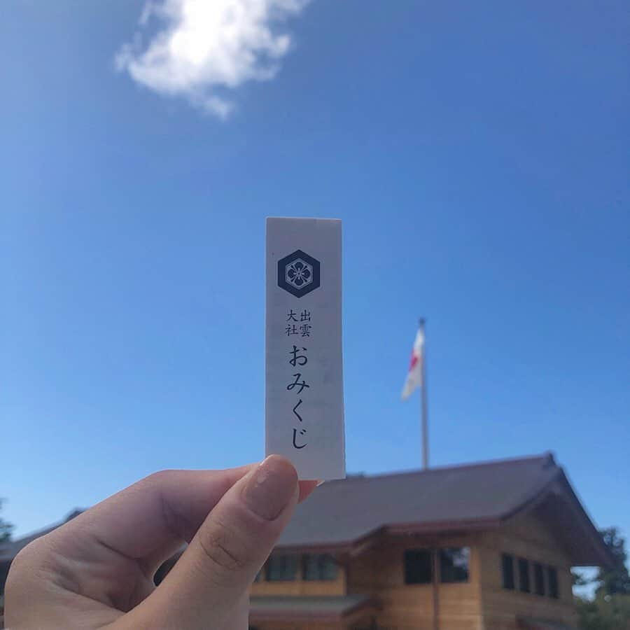 渡邊菜々さんのインスタグラム写真 - (渡邊菜々Instagram)「・ ⛩出雲大社⛩ 少し久しぶりの家族旅行🚗 楽しすぎた！！！！ おっきかった😳 国旗も日本一大きいんだって🇯🇵 帰りは羽根屋で出雲そば食べて帰った🍵 #島根県#島根旅行#出雲大社 #国旗#畳75畳分#大きい#🇯🇵 #稲佐の浜 #海#海大好き#眺めるだけでいい #おみくじ#第7番#運がいい#︎☺︎ #献上そば#羽根屋#出雲そば  #渡邊菜々#わたなな#🌻」9月25日 19時04分 - watanana1225