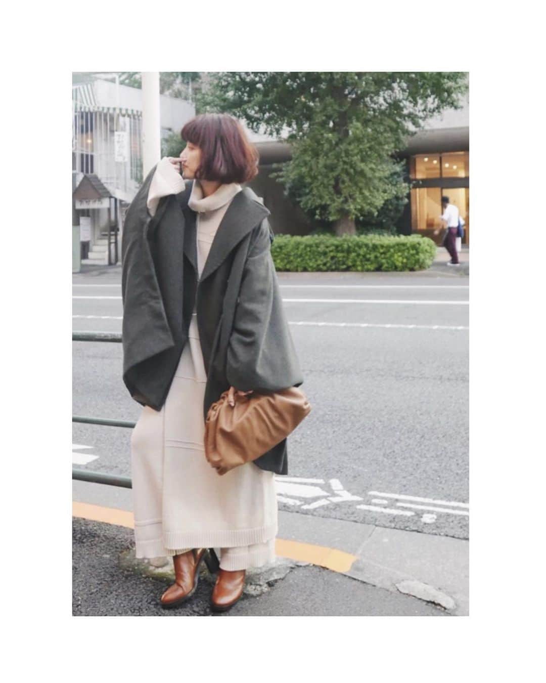 JUNNAのインスタグラム：「@etretokyo 9月26日発売のニットアップ🧶  ETRÉ TOKYOはニットが得意💪 今年も可愛いニットが続々と... テントコートをご購入頂いた方は このニットセットアップ、テントコートと合わせても とーってもステキなので、 スタイリングを悩まれている方は是非っ！  写真のカーキのテントコートと ベージュのニットアップ合わせ、個人的にスキ。  top/ #サイドスリットハイネックニット  9月26日発売 bottom/ #ランダムタックニットパンツ  9月26日発売 outer/ #エトレテントコート  発売中 boots/ #fabiorusconi bag/ #BottegaVeneta  #etretokyo #156cm #junna👠#oldceline #2019etreAW#エトレ#ニット#ブラウン#ベージュ#大人カジュアル#カジュアルコーデ #エトレニット#ボッテガ #ボッテガヴェネタ #秋服 #ボブ#ボブヘアー#大人ボブ #bottegavenetabag #danielle#bottegavenetathepouch」
