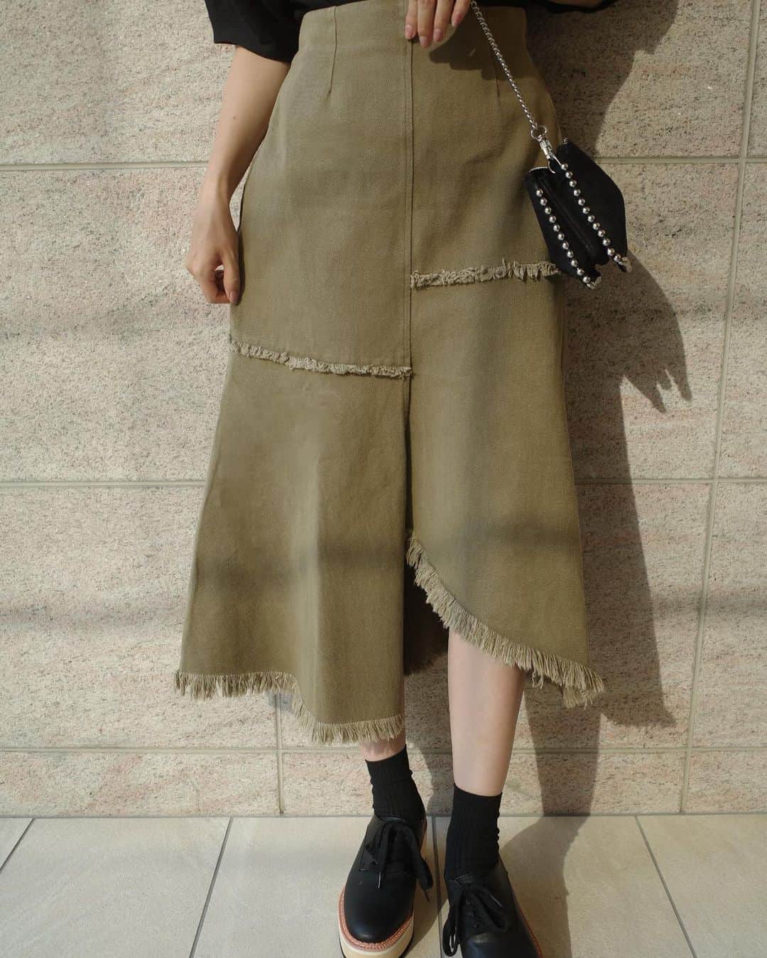 前田希美（まえのん）さんのインスタグラム写真 - (前田希美（まえのん）Instagram)「今日の私服です。 N WITH.のアシメフリンジスカートと バルーンスリーブニットです☺︎ シンプルなのにオシャレに見える デザインになっているので、 どんな場所にも対応できるコーデ。  アシメスカートで ちらっと見える脚があざといデザインです。  #のんの私服 #NWITH #エヌウィズ  #ootd  #fashion #instafashion #style　#fashionista #fashiontrends #code #vintage #ファッション #今日のコーデ」9月25日 19時16分 - maeda_nozomi