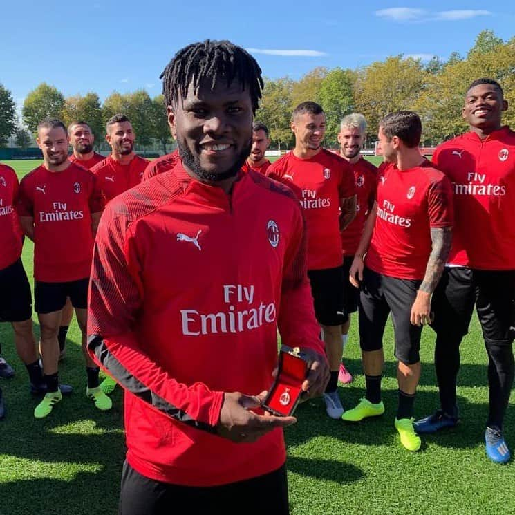 ACミランさんのインスタグラム写真 - (ACミランInstagram)「@franckkessie receives his 💯 appearances award 🔴⚫ La premiazione di Franck Kessié per le sue 💯 presenze 🔴⚫ #SempreMilan」9月25日 19時19分 - acmilan