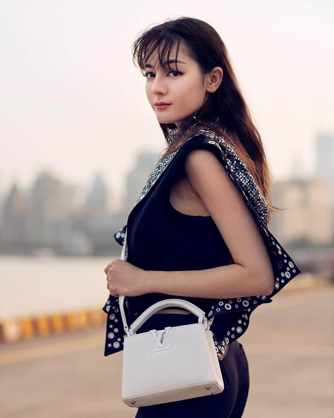 ルイ・ヴィトンさんのインスタグラム写真 - (ルイ・ヴィトンInstagram)「#DilrabaDilmurat and the Capucines. The Shanghai-native wears the iconic #LouisVuitton bag in chic white Taurillon leather. Explore the latest Capucines bags via link in bio.」9月25日 19時21分 - louisvuitton