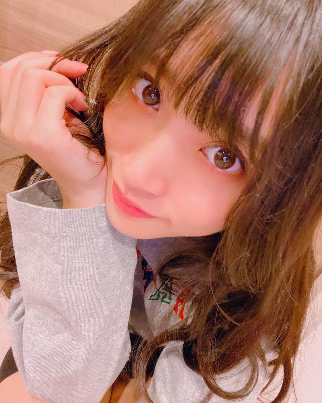 根岸愛のインスタグラム：「今日はお誕生日イベに向けて 美容室(@threeharajuku )で メンテナンスしてきました🥳 いい感じの前髪さん👸✂️ 光の加減で1枚目髪明るく見えるけど染めてないです！実際は真っ黒ですー！ #美容室 #黒髪 #ロングヘアー #ポニーテール」