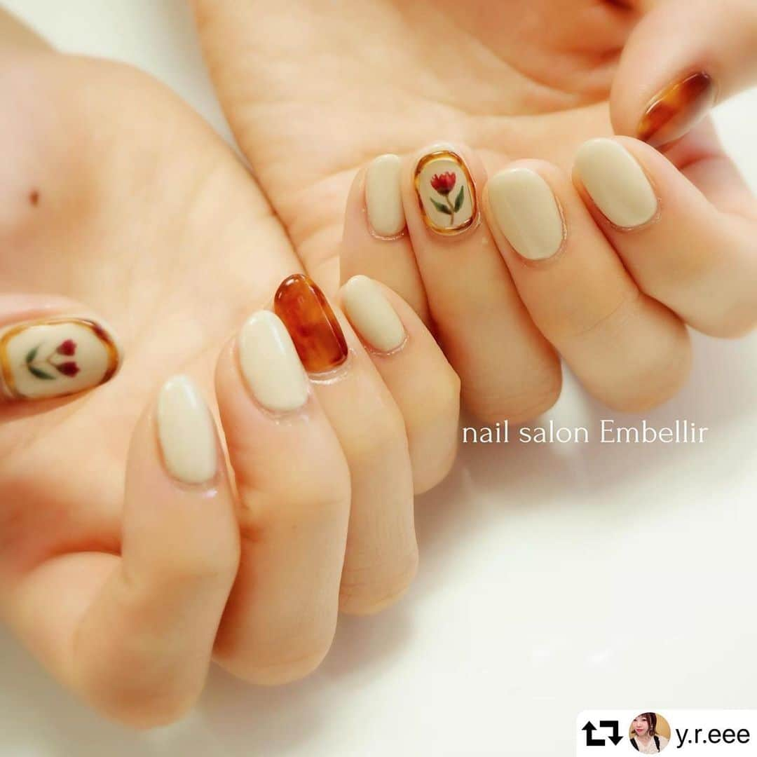 LEAFGEL PREMIUMさんのインスタグラム写真 - (LEAFGEL PREMIUMInstagram)「. 本日はリーフジェルプレミアム エデュケーター 嶋田 有里絵先生 @y.r.eee のデザインをご紹介します💁‍♀️ . #418 は明るいくすみ系のイエローベージュで、秋のデザインにぴったりなカラーです🍁🍂 べっ甲との組み合わせがとっても可愛い💖 . #409 〜 #437 のヴィンテージシリーズは、この秋冬トレンドのベイクドカラー、くすみカラーが揃っています❣️ ぜひお試しください🥰 . #repost @y.r.eee ・・・ べっ甲も入れて秋ネイル😌🧡 ベージュは @leafgel_premium  418 使用  #nailsalonEmbellir#ネイルサロンアンベリール#ネイル#お客様ネイル#nail#美甲#ジェルネイル#セルフネイル#ネイルサロン#ネイル好きな人と繋がりたい#和歌山#和歌山ネイル#おしゃれさんと繋がりたい#hpb_nail#ルビケイト導入サロン#リーフジェルプレミアム#leafgel#リーフジェルプレミアムエデュケーター#カメラ女子#OLYMPUS#大人ネイル#秋ネイル#べっ甲ネイル . . #leafgelpremium #ベイクドカラー #トレンドカラー」9月25日 19時37分 - leafgel_premium