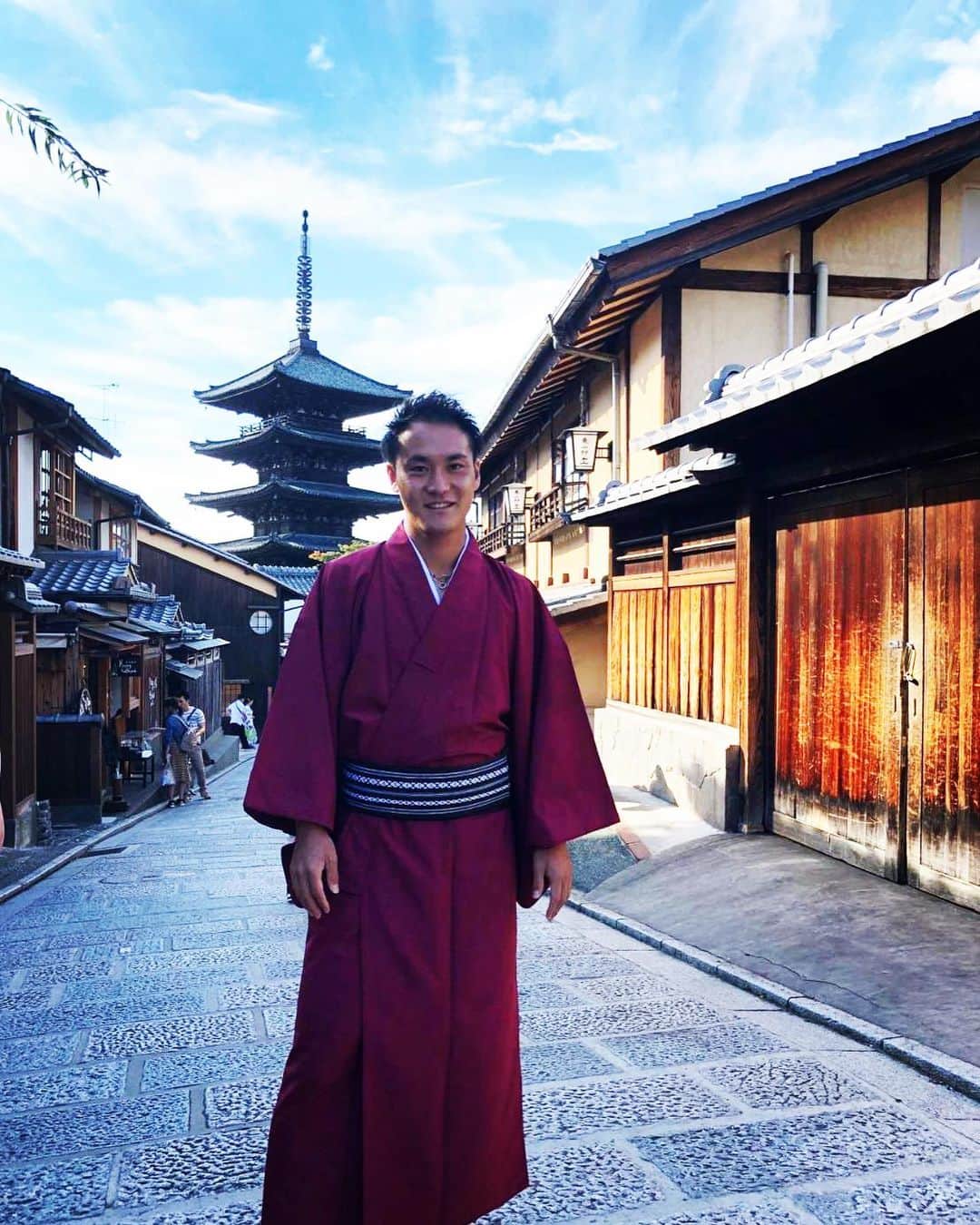 小屋松知哉のインスタグラム：「着物レンタル京小町さんに着物で撮影してもらいました！ これから秋になり紅葉の季節。 着物で京都の街並みを歩くのは最高だと思います。  人生初の着物ということで新鮮でした！ 似合ってるのかわかりませんが笑 あと写真がぎこちない笑  京都に来た人はもちろん、京都の人もぜひ着物で出かけてみてください！  #着物レンタル京小町 #kimonorentalkyokomachi #kyoto  #kyotokimono  #japantravel #kyotokimonorental  #kyokomachi #京都着物レンタル京小町 #yukata #京小町 #浴衣 #京都和服出租京小町 #京都 #和服 #京都着物レンタル #着物體驗  #京都観光 #京都和服體驗  #和服體驗  #修学旅行 #kyototravel  #japan  #기모노렌탈  #유카타렌탈 #교토기모노렌탈  #기모노」