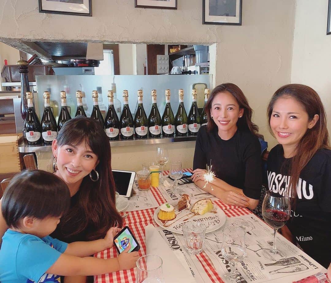 のインスタグラム：「秋晴れの気持ちよい今日 久しぶりにみんなでワイワイLUNCH☀️🍂🍝 楽しみな計画やら話つきず。  楽しいひと時。 日にちはたっているものの 誕生日のお祝いしてもらっちゃった。 色々嬉しすぎる日。 あけちゃんも 参加🌹 #goodtime #goodfood #goodday」