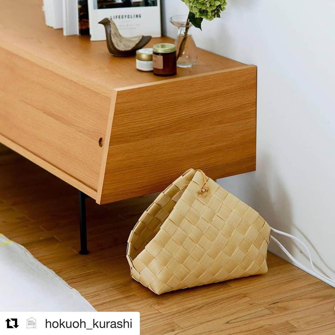 stacksto（スタックストー）のインスタグラム：「#Repost @hokuoh_kurashi with @get_repost ・・・ 【新商品】配線周りのごちゃごちゃがすっきり！オリジナルの「ケーブル収納バスケット」が新登場です♪ . - - - - - - - - - - - - 初めてこの商品を見た時、 「これがケーブル収納 ！？」とびっくり。 他のスタッフも目を丸くしていました。  今回オリジナルで作ったのは 一見、白樺のかごのようですが、 実は水にも熱にも強く、ささくれもない 樹脂素材で作られているバスケット。  三角屋根みたいな形は インテリアになじむかわいい佇まい というだけでなく、 ケーブルの熱を逃す意味もあるのだとか（！） 見た目も機能もこだわりが詰まっています。  サイズ感も絶妙で、 ケーブルのほかに雑誌やスリッパなど 入れたいものも、使い道もいろいろ。  1つはケーブル用に。 もう1つはオムツなどの育児グッズ用に。 ついつい集めてしまう布バッグやポーチ、 園芸道具や掃除ブラシを入れるのもいいなぁ……。 妄想はむくむくと膨らみます。  カラーは、「ナチュラル」と「ブラウン」の 2種類をご用意しました！  皆さんのお家の整理整頓にも、 どうか一役買ってくれますように♪ . - - - - - - - - - - - - インテリアになじむケーブル収納バスケット . ▶お買いものは写真内のタグをタップ！　またはプロフィールのリンクからどうぞ→@hokuoh_kurashi ・ 🎁「クラシ手帳2020」プレゼントキャンペーン実施中！お買いものいただいた方に、当店オリジナルの手帳を無料でお届けいたします。 . #KURASHIandTripsPUBLISHING#KURASHIandTrips#interior#interiors#livingroom#homedecor#instahome#homewares#収納#整理整頓#バスケット#ケーブル#ケーブル収納#インテリア#北欧インテリア#リビング#寝室#インテリア雑貨#シンプル#シンプルライフ#シンプルデザイン#暮らしを楽しむ#日々の暮らし#北欧#暮らし#北欧暮らしの道具店」