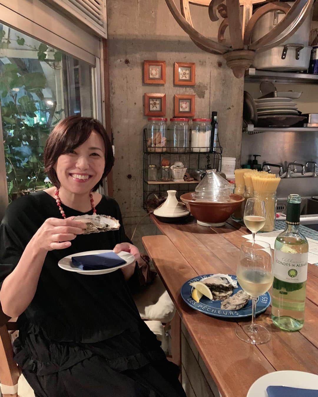 石井里奈さんのインスタグラム写真 - (石井里奈Instagram)「こんばんは😊❤️ . 今夜は里奈ログ😋🦑 . 昨夜はお母さんと代々木上原にある Fresh Seafood Bistro SARUさんへディナーに🥰 . おいしい海鮮料理を食べに、お腹減らしていってきましたっ😚❤️ . 頼んだのはお店のおすすめ料理３つ🙆‍♀️ 生牡蠣、魚介のラザニア、ブイヤベース+玄米リゾット🥰 . まず、みてください、この大きな生牡蠣🥺✨大きくてプリプリで見るからに最高においしそう〜🥰❤️味もクリーミーですっごく美味しくて、市場で食べる牡蠣くらい新鮮でおいしかった🤤🤤 （あと4つは食べれた気がする笑） . 魚介のラザニアはなんとお肉じゃなくてタコのミンチされたものが入ってて🐙 これも魚介の甘みを感じておいしかったなぁ😍ラザニアの高さにも注目👀❤️ . 最後のブイヤベースはモロッコ旅行ですっかりはまったタジン鍋で🍲 あっまーい野菜にふわふわのイサキと貝がたくさん🤤このスープがまたおいしくて、〆を玄米でいただくという間違いない組み合わせで最後まで幸せでした❤️ . 今度はお父さんも連れてきてあげたいし、お友達ともまたいきたいな😚✨ . 今日もお疲れ様でした❤️ . #代々木上原グルメ #代々木上原ディナー #代々木上原ビストロ #pr #ビストロ #bistoro #生牡蠣 #牡蠣 #oyster #ラザニア #seafood #りなまるグルメ #ブイヤベース #ワイン #リゾット #イタリアン #fish #魚 #魚料理 #貝 #代々木上原 #グルメ #東京カレンダー #italian #wine #risotto #玄米 #食レポ #グルメレポーター」9月25日 19時48分 - ri7tin1025