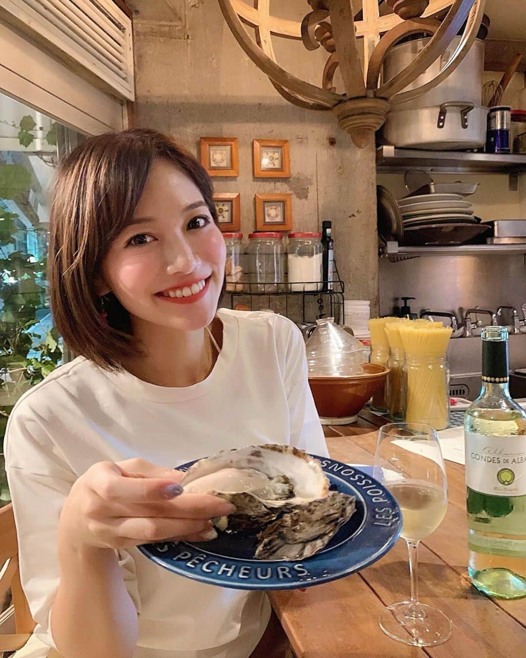 石井里奈さんのインスタグラム写真 - (石井里奈Instagram)「こんばんは😊❤️ . 今夜は里奈ログ😋🦑 . 昨夜はお母さんと代々木上原にある Fresh Seafood Bistro SARUさんへディナーに🥰 . おいしい海鮮料理を食べに、お腹減らしていってきましたっ😚❤️ . 頼んだのはお店のおすすめ料理３つ🙆‍♀️ 生牡蠣、魚介のラザニア、ブイヤベース+玄米リゾット🥰 . まず、みてください、この大きな生牡蠣🥺✨大きくてプリプリで見るからに最高においしそう〜🥰❤️味もクリーミーですっごく美味しくて、市場で食べる牡蠣くらい新鮮でおいしかった🤤🤤 （あと4つは食べれた気がする笑） . 魚介のラザニアはなんとお肉じゃなくてタコのミンチされたものが入ってて🐙 これも魚介の甘みを感じておいしかったなぁ😍ラザニアの高さにも注目👀❤️ . 最後のブイヤベースはモロッコ旅行ですっかりはまったタジン鍋で🍲 あっまーい野菜にふわふわのイサキと貝がたくさん🤤このスープがまたおいしくて、〆を玄米でいただくという間違いない組み合わせで最後まで幸せでした❤️ . 今度はお父さんも連れてきてあげたいし、お友達ともまたいきたいな😚✨ . 今日もお疲れ様でした❤️ . #代々木上原グルメ #代々木上原ディナー #代々木上原ビストロ #pr #ビストロ #bistoro #生牡蠣 #牡蠣 #oyster #ラザニア #seafood #りなまるグルメ #ブイヤベース #ワイン #リゾット #イタリアン #fish #魚 #魚料理 #貝 #代々木上原 #グルメ #東京カレンダー #italian #wine #risotto #玄米 #食レポ #グルメレポーター」9月25日 19時48分 - ri7tin1025