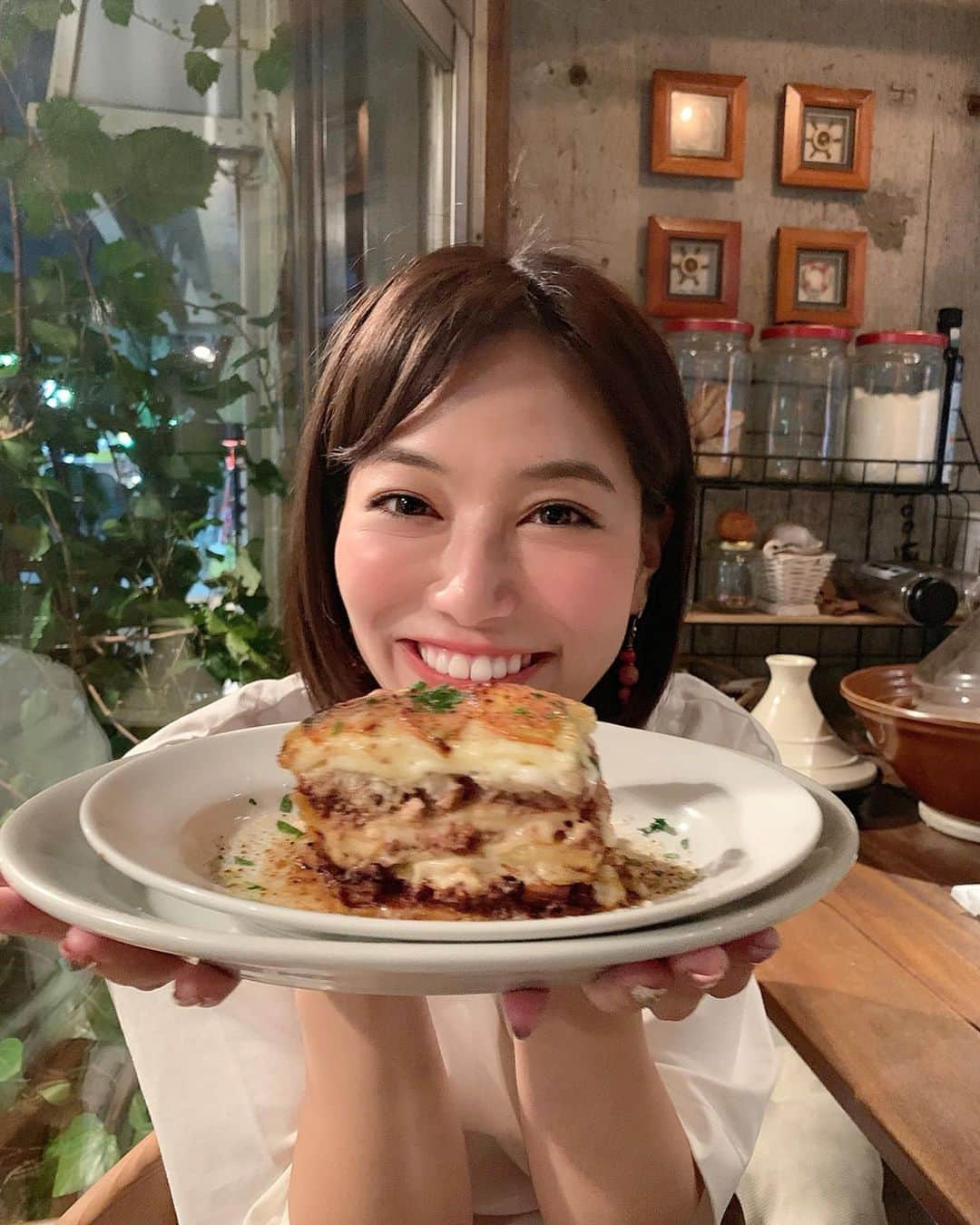 石井里奈さんのインスタグラム写真 - (石井里奈Instagram)「こんばんは😊❤️ . 今夜は里奈ログ😋🦑 . 昨夜はお母さんと代々木上原にある Fresh Seafood Bistro SARUさんへディナーに🥰 . おいしい海鮮料理を食べに、お腹減らしていってきましたっ😚❤️ . 頼んだのはお店のおすすめ料理３つ🙆‍♀️ 生牡蠣、魚介のラザニア、ブイヤベース+玄米リゾット🥰 . まず、みてください、この大きな生牡蠣🥺✨大きくてプリプリで見るからに最高においしそう〜🥰❤️味もクリーミーですっごく美味しくて、市場で食べる牡蠣くらい新鮮でおいしかった🤤🤤 （あと4つは食べれた気がする笑） . 魚介のラザニアはなんとお肉じゃなくてタコのミンチされたものが入ってて🐙 これも魚介の甘みを感じておいしかったなぁ😍ラザニアの高さにも注目👀❤️ . 最後のブイヤベースはモロッコ旅行ですっかりはまったタジン鍋で🍲 あっまーい野菜にふわふわのイサキと貝がたくさん🤤このスープがまたおいしくて、〆を玄米でいただくという間違いない組み合わせで最後まで幸せでした❤️ . 今度はお父さんも連れてきてあげたいし、お友達ともまたいきたいな😚✨ . 今日もお疲れ様でした❤️ . #代々木上原グルメ #代々木上原ディナー #代々木上原ビストロ #pr #ビストロ #bistoro #生牡蠣 #牡蠣 #oyster #ラザニア #seafood #りなまるグルメ #ブイヤベース #ワイン #リゾット #イタリアン #fish #魚 #魚料理 #貝 #代々木上原 #グルメ #東京カレンダー #italian #wine #risotto #玄米 #食レポ #グルメレポーター」9月25日 19時48分 - ri7tin1025