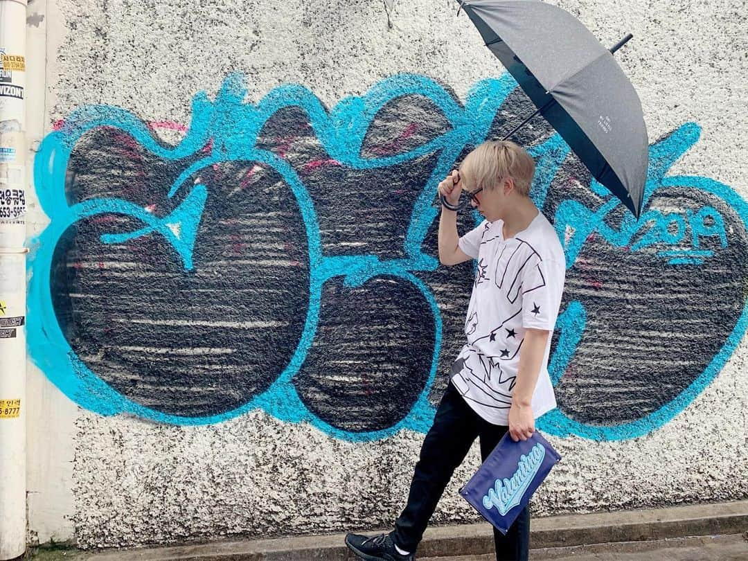 JINさんのインスタグラム写真 - (JINInstagram)「そして雨が降ってきたのです☔️ 雨と傘とじんじん。  #UNIONE #Korea #ootd #outfit #valentino #데일리룩 #코디 #옷스타그램」9月25日 19時55分 - jin_unione