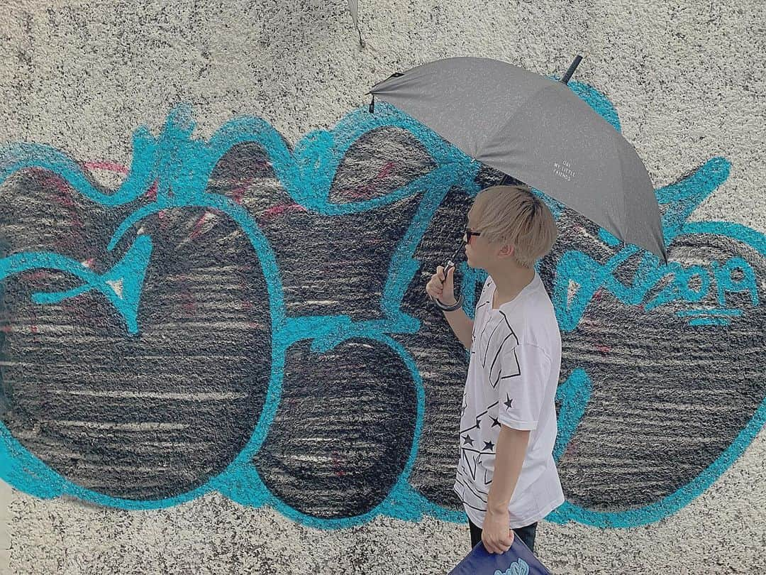 JINさんのインスタグラム写真 - (JINInstagram)「そして雨が降ってきたのです☔️ 雨と傘とじんじん。  #UNIONE #Korea #ootd #outfit #valentino #데일리룩 #코디 #옷스타그램」9月25日 19時55分 - jin_unione