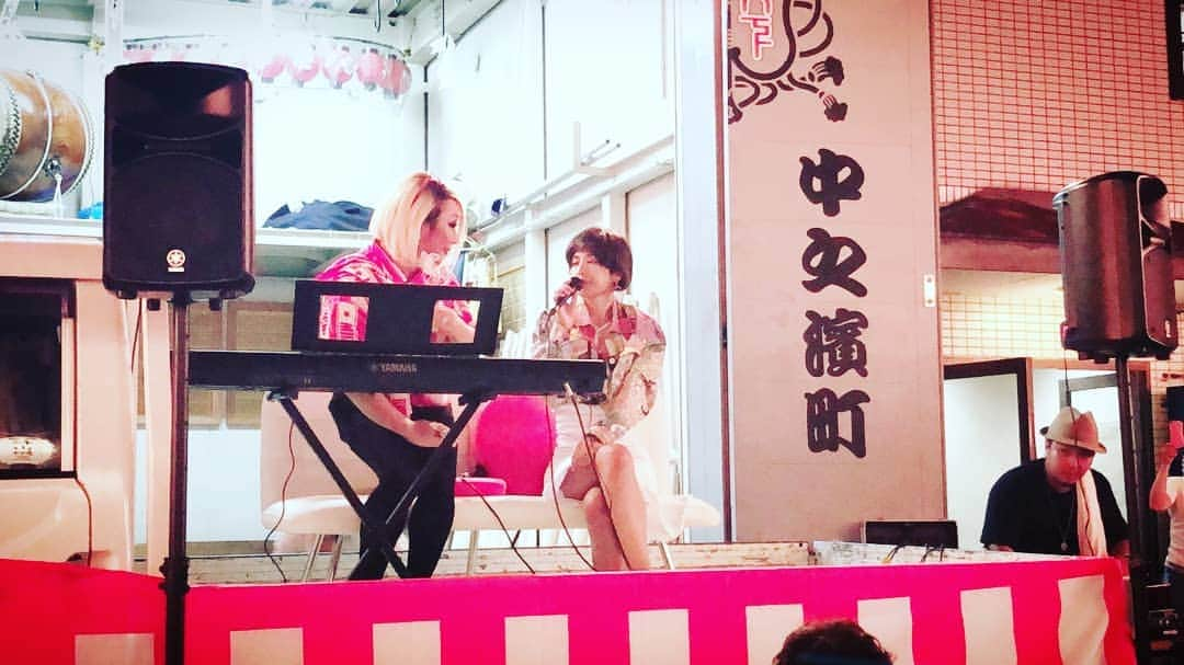 川崎亜沙美さんのインスタグラム写真 - (川崎亜沙美Instagram)「2019/9/13(金) 岸和田だんじり祭り 試験曳きの日 9/14.15の本番にむけての前夜祭🌃🏮 中之濱町(ﾅｶﾉﾊﾏ ﾁｮｳ)さんで Kawasakiasami LIVE🎤させていただきました🎵  Kawasakiasami初.地元のだんじり小屋前でのstageを 一緒に盛り上げてくれたのはこの3人❗️ Samantha* Anansa いつも力強い心の見方💖才能溢れる大好きな仲間！ @samanthajapan  HARTY HARTYは私の歌手への道へひっぱってくれた力強いsinger仲間！ @hartyeye  DJ ToshI 今回のstage、バックDJで支えてくれていた力強い仲間 @determitoshi118  そして テレビ岸和田の５じやん！に一緒に出演してる北垣有唯ね～&加納永美子ちゃんも駆けつけてくれたの✨ @emiko_s2 @yuwinkiss そして なんと！コシノミチコさんまで歌を聴いてくれました✨ @michiko_london_official  @michikokoshino  こんなに素敵な日は忘れません！ KawasakiasamiLIVEを提案して下さった中之濱の皆様！そしてそして！ お隣の町、中町(ﾅｶﾏﾁ)さんも、 だんじりを向けて下さり 暖かい提灯のあかりに囲まれながら ･ギター弾き語り ･カーネーションテーマ曲 ･I wanna try ･FURUSATO～ちょうちんのあかり～ を披露する事ができました🏮  ほんまに感謝でしかないです！ 有り難うございました！  #LIVE#前夜祭#岸和田#だんじり#祭#中之濱町#中町#stage#FURUSATO#ちょうちんのあかり#Iwannatry#SamanthaAnansa#HARTY #有り難う‼️」9月25日 19時58分 - asami__kawasaki