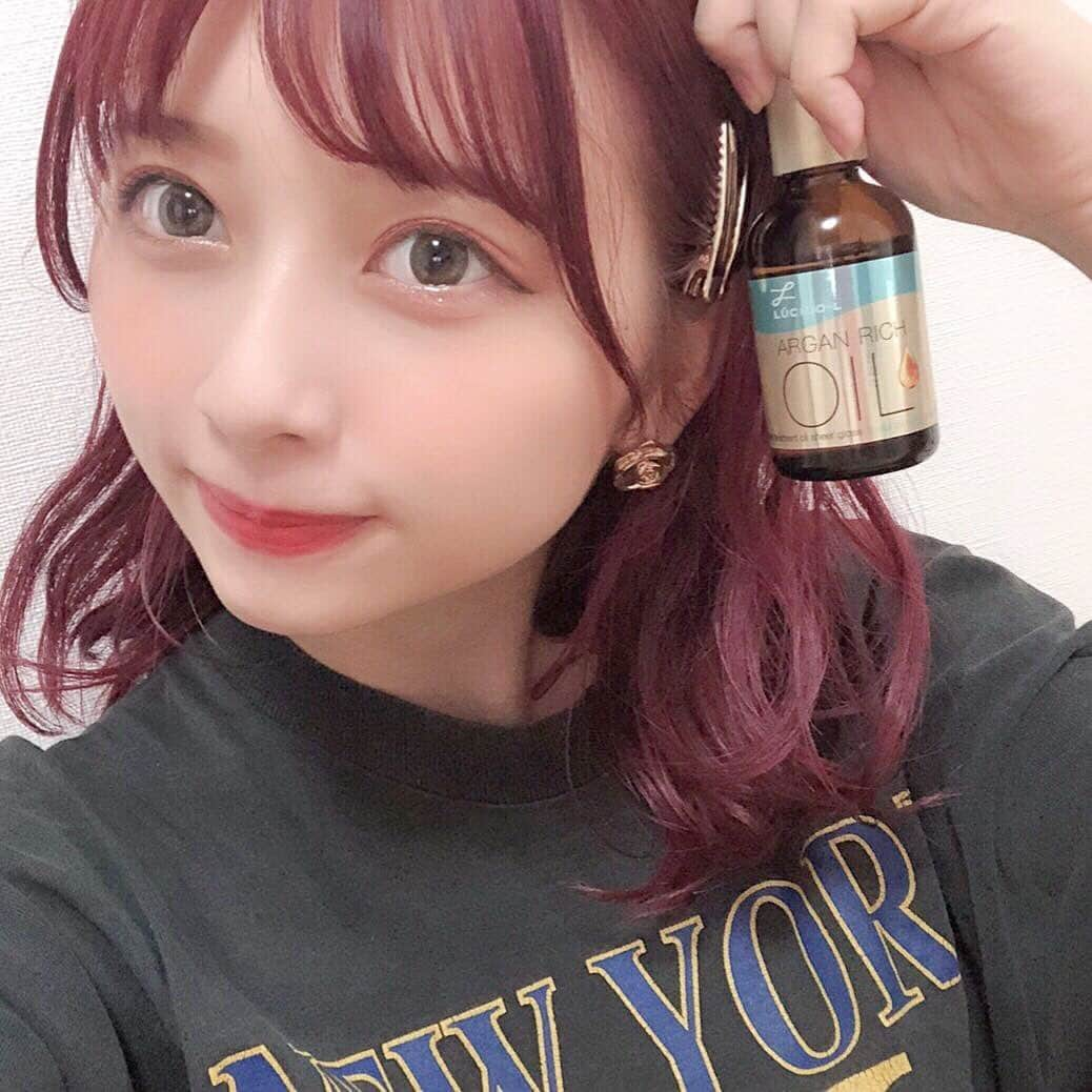 ななこさんのインスタグラム写真 - (ななこInstagram)「今日は初センターわけ濡れ髪した😬 ヘアアレンジ苦手でもいい感じに見えるから最近濡れ髪もできるように頑張ってる！ 動画でも紹介したからチェックしてみてね！ 思ったより大量にたくさんつけるのがうまくできるコツなのね！！！ #ウェットヘア #ルシードエル #ヘアオイル #濡れ髪 #オイルトリートメント #シアーグロス #ツヤ #濡れ髪スタイリング #濡れ髪ヘアアレンジ #EXヘアオイル #ヘアアレンジ #アルガンオイル #wethairestyle #pr」9月25日 19時58分 - _nana._.com_