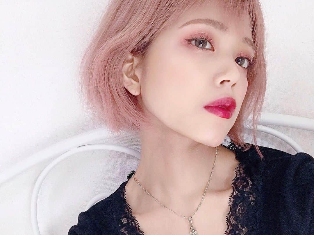 ハナエさんのインスタグラム写真 - (ハナエInstagram)「顔を秋にした🍇🍇🍇 ﻿ ﻿ ﻿ ﻿ #autumnmakeup #autumn #autumnvibes #makeup #pinkhair #pinkhairedgirl #pinkhaircolor #lanicon #カラコン #ラニコン #送料無料 #一年 #秋メイク #秋コスメ #ぶどう色 #ぶどう色リップ #ぶどう色メイク #ボルドー #ボルドーリップ #ボルドーメイク #バーガンディ #バーガンディーメイク #ピンク ヘアー #ピンクヘア #ピンク髪 #ハイトーン #ブリーチカラー #HANAE #ハナエ」9月25日 20時10分 - hanae_0227