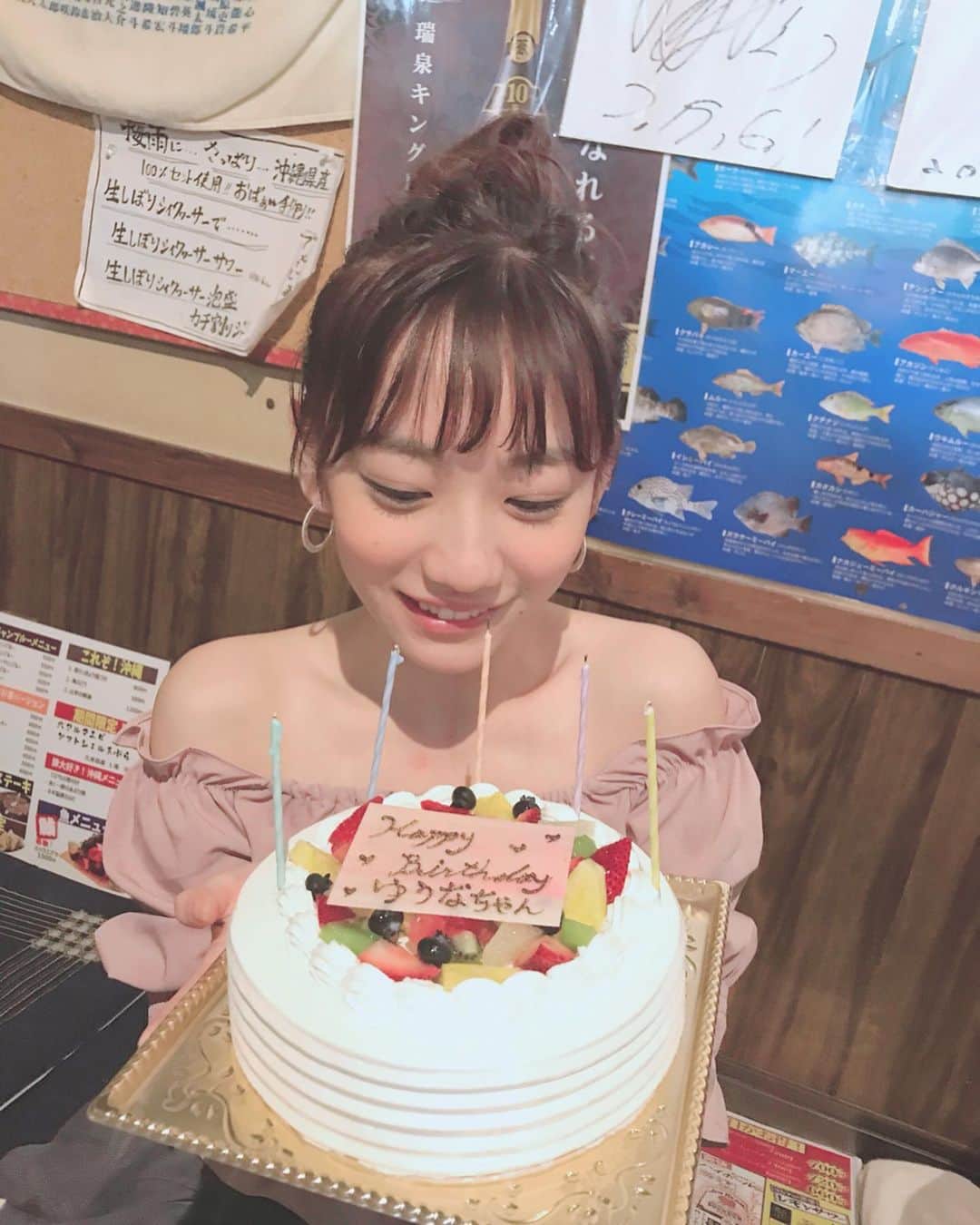のインスタグラム：「🎂﻿ ﻿ 3日間ロケで、沖縄へ行ってました！﻿ ﻿ 2日目みんなでご飯を食べていたら﻿ サプライズで少し早めの誕生日ケーキ🍰が！！﻿ 25歳のお祝いをしていただきました！﻿ （最後に動画貼ってます、メイクTKNさんのガヤが凄い。笑）﻿ ﻿ ﻿ 撮影で沖縄に行けること自体とても有難いことなのに、こうしてお祝いしていただけてとても幸せでした！終始笑いが絶えない現場でハッピーが溢れてました！﻿ ﻿ ﻿ 皆さんの応援のおかげで目標にしていたことが１つ達成できた撮影でもあったので、楽しみにしていてくださいね❤︎﻿ ﻿ ﻿ ﻿ #okinawa #birthday #関根優那  #動画ロウソク一本一本消してるの謎 #ロウソク消すの下手」