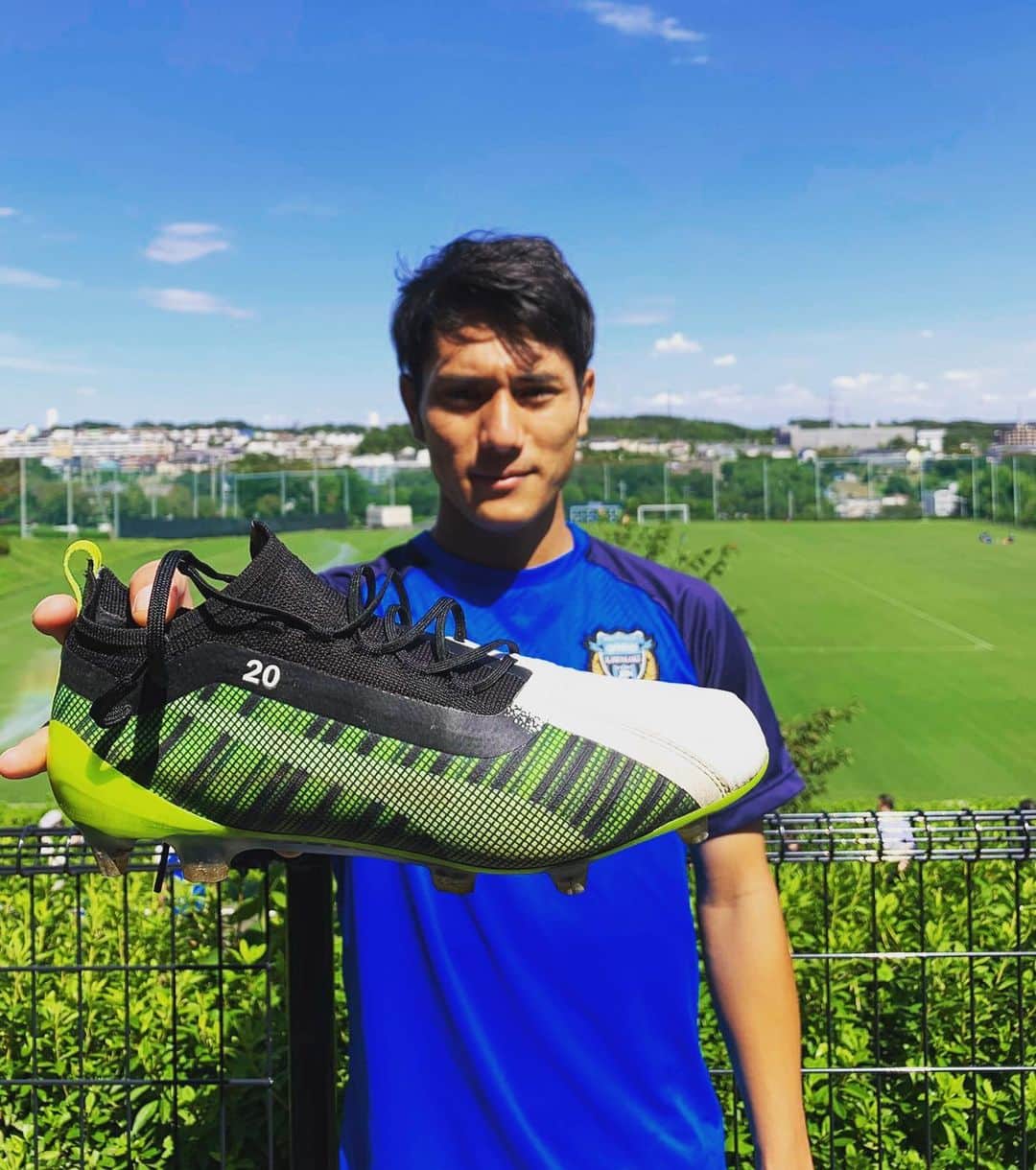 のインスタグラム：「プーマのNEWスパイク👟 試合も残り少なくなってきて難しい試合が続きますが、このスパイクを履いてゴールを決めます！  #RUSHPACK #PUMAOne #pumafootball #オレヲミロ @pumafootball_jp @pumafootball」