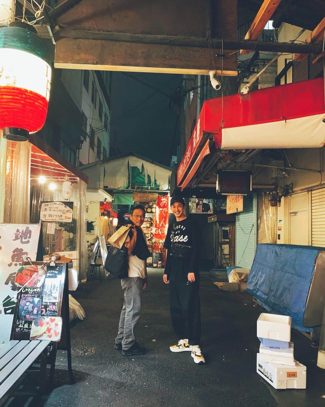 大野拓朗さんのインスタグラム写真 - (大野拓朗Instagram)「こないだの大阪にて尊敬する方々と。 #ザぼんち #ジミー大西 さん 文化庁芸術祭の大賞受賞記念イベント「おさむずっーーと喋る」を、満席で観に行けなかったので朝からちょこっとリハを見学させてもらいました。おさむ師匠のジャズやタップ、ザ・ぼんちのお2人の#恋のぼんちシート を生で聴けました😍 本当におめでとうございます！✨ 3枚目4枚目は、尊敬するアニキと天満にて。#月と寿っぽん というお店で鍋を食べました。通称「痛風鍋」だそうです(笑)贅沢すぎる！！！ ちなみにこのスニーカー可愛くない！？最近発見して、たまたまイタリアのブランドだったという(笑)ほんとイタリアづいてる(笑) #voileblanche っていうブランドです。ボイルブランシェ。後ろっ側にブランドのロゴマークが入ってるんだけど、それが笑顔に見えて可愛い最近のとってもお気に入りです。色違いで2つもゲットしました(笑) #前世イタリア人なのかな笑」9月25日 20時19分 - takuro.ohno