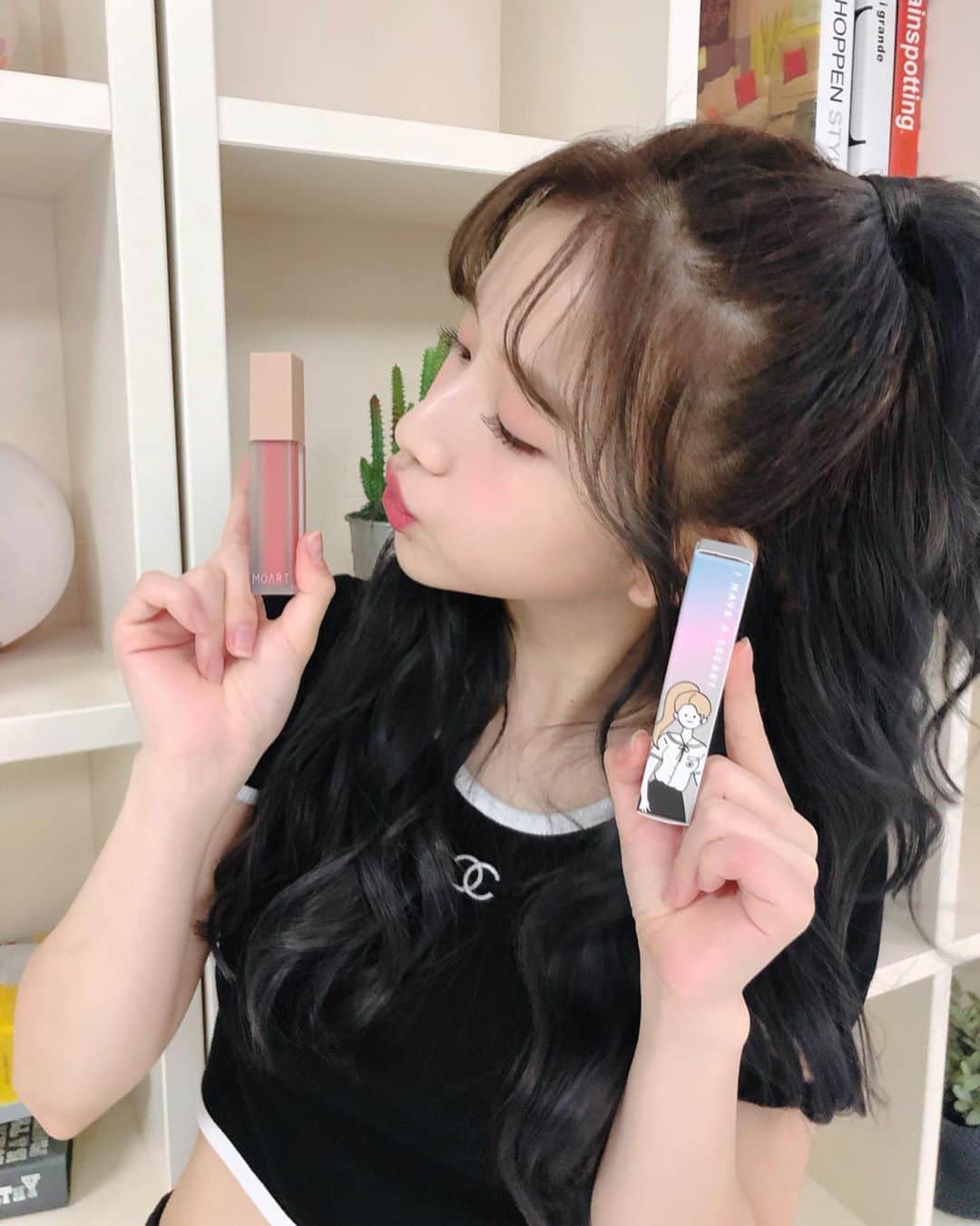 南りほのインスタグラム：「다만너에서도 제가 항상 즐겨발랐던 모아트립틴트가 나왔어요💜 여러분 궁금하죠..? 갖고싶죠..?😘 モアートとまた出会った君のコラボリップティントがでたよ🖤 私のキャラクターのパッケージの色はBURNT CORAL💄 何のリップ使ってますか？って質問よく頂きますが、ここ数ヶ月の投稿写真のリップは全部これを使ってます🧸 #다시만난너 #모아트 #MOARTLIPQUIDLIPARTSECRETEDITION」