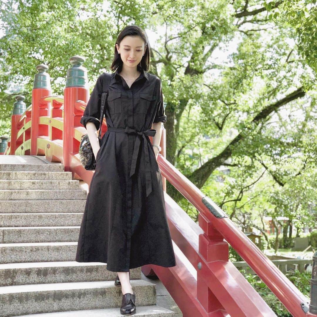 前田紀至子のインスタグラム：「約10年ぶりの福岡、美味しくて楽しくて最高です。 うーん、1泊2日じゃ全然足りない！ このシャツドレスはルジュールとの最新コラボ。ロング丈のプリンセスシルエット、シワになりにくい素材、1枚着るだけで様になるデザインと欲しい要素を全て満たして作りましたが、軽い羽織りとしても使えるので最高に優秀。 最近出張や取材では必ず持って行きます。 ブラック、ネイビー、ベージュの3色展開、プロフィールのリンクから是非チェックしてみてくださいね。 #ルジュールきしこ#前田紀至子世界の旅」