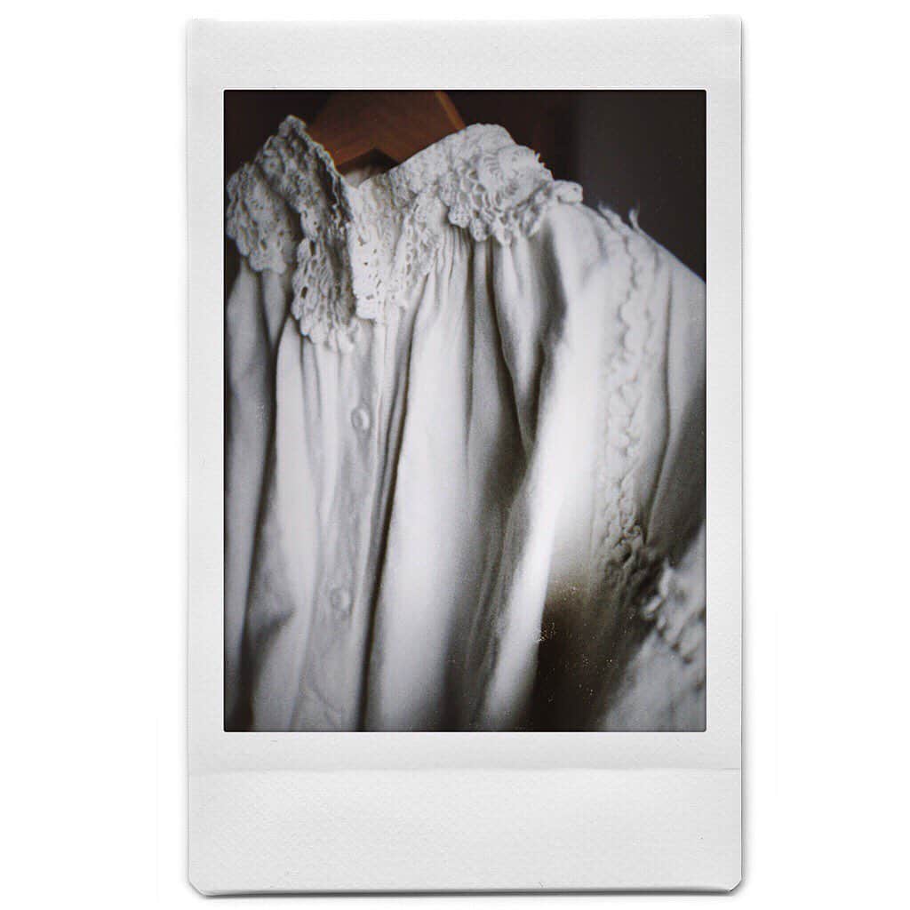池田泉さんのインスタグラム写真 - (池田泉Instagram)「﻿ う つ く し い 。﻿ 東欧 vintage  blouse ﻿ ﻿ 100年近く前のもの。﻿ メンテナンスを経てお店へ。﻿ また100年と、受け継がれてほしい。﻿」9月25日 20時20分 - xxizumi123xx