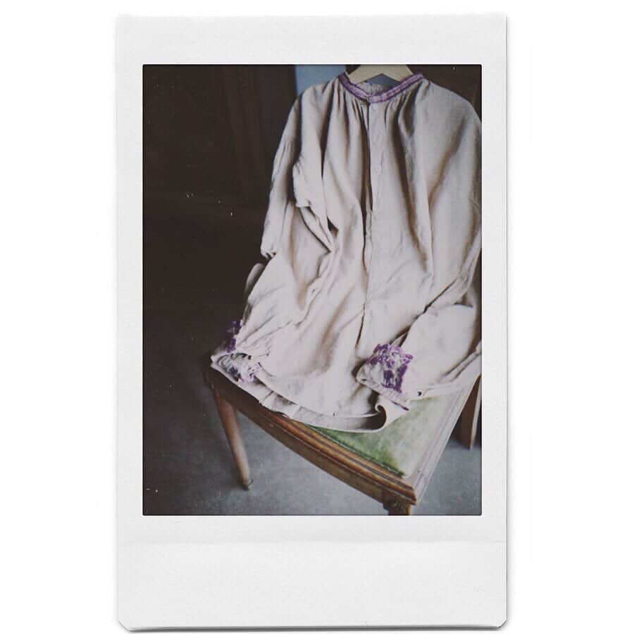 池田泉さんのインスタグラム写真 - (池田泉Instagram)「﻿ う つ く し い 。﻿ 東欧 vintage  blouse ﻿ ﻿ 100年近く前のもの。﻿ メンテナンスを経てお店へ。﻿ また100年と、受け継がれてほしい。﻿」9月25日 20時20分 - xxizumi123xx