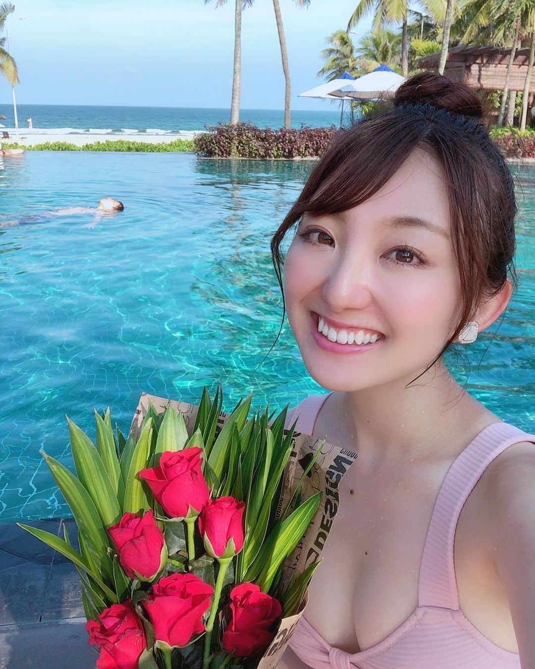 尻無浜冴美のインスタグラム：「1つ前の投稿の続き😊﻿ ホテル到着して、部屋でキャリーケース待ってたらキャリーケースと一緒にバラの花束くれた🌹﻿ 夜になったらチョコレートが毎日届いたり、アメニティの所にもバラあるし﻿ ホスピタリティがステキでまたこのホテルに泊まりたくなったよ😆💗﻿ ﻿ 1枚目、ぷかぷか浮いてる旦那っちが写り込んでるww﻿ ﻿ ﻿ ﻿ #フラマリゾートダナン ﻿ #ダナン﻿ #ダナン旅行﻿ #ベトナム﻿ #ベトナム旅行﻿ #furamaresort ﻿ #フラマリゾート ﻿ #五つ星ホテル ﻿ #furamaresortdanang ﻿ #ウェルカムドリンク ﻿ #タオルアート ﻿ #towelart ﻿ #welcomedrink ﻿ #danang #vietnam ﻿ #danan #danangtrip ﻿ #vietnamtrip」