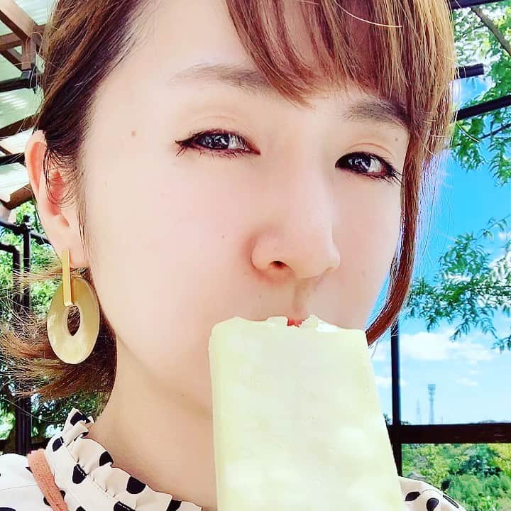 浜田真衣のインスタグラム：「#夏の思い出  汗っかきだけど#夏が好き #アイス好き だから よく食べてたなぁ｡・:＋° 来年の#夏 は何しよう♡  #浜田真衣 #monaカフェ #アイス好きな人と繋がりたい  #食べるの好きな人と繋がりたい  #夏の終わり  ーーーーーーーーーーーーーー  宣伝🌸  Line@(ID):@bkj4113l  Twitterアカウント:@nna1317  SHOW ROOM:はまD部屋  MONA🌈:@mona_magazine  劇団MONA:@gekidan_mona  MONA映画: @jodame_movie」