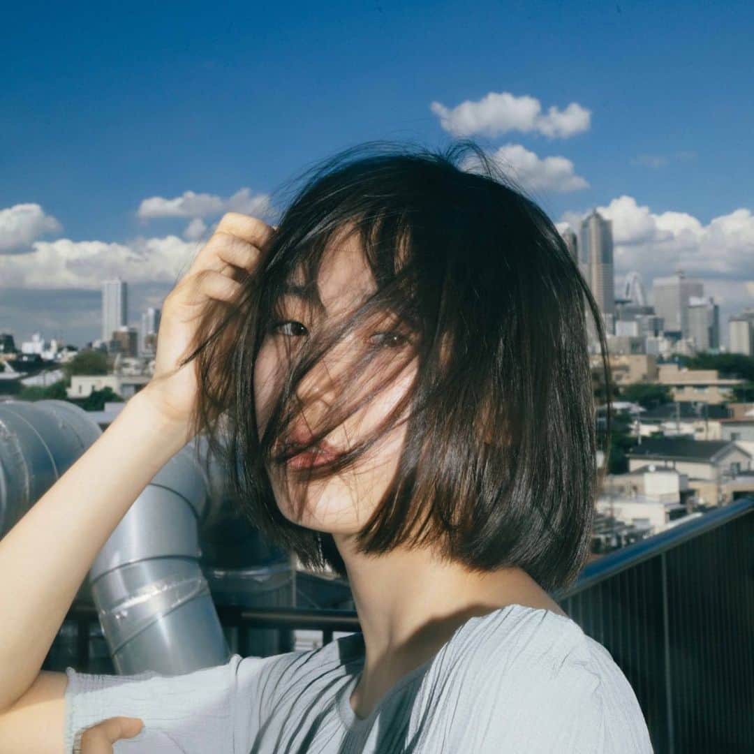 藤本絢己のインスタグラム：「. すっぴんで 神戸さんに撮っていただいた写真。 空が綺麗でした~⛅️」