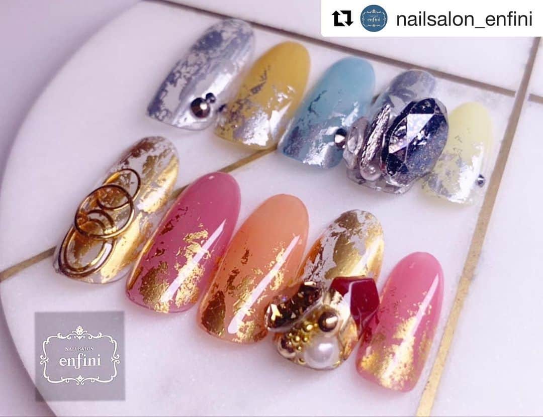 initygel_officialさんのインスタグラム写真 - (initygel_officialInstagram)「#Repost @nailsalon_enfini with @get_repost ・・・ foil* シルバーとゴールドのホイルを使用した簡単デザイン。 ・ ・ ベースのカラー達は私イチオシの1度塗りです☺︎ #nail#gelnail#nailart#ネイル#ネイルアート#ジェルネイル#ジェルアート#ネイルデザイン#手描きアート#ジェル#美甲#指甲#ネイルサロン#nailsalon#instanail#札幌#enfini#アンフィニ#젤네일#네일#大人ネイル#nailist#オフィスネイル#トレンドネイル#秋ネイル#initygel #アイニティジェル#冬ネイル#ホイルネイル」9月25日 20時41分 - initygel_official
