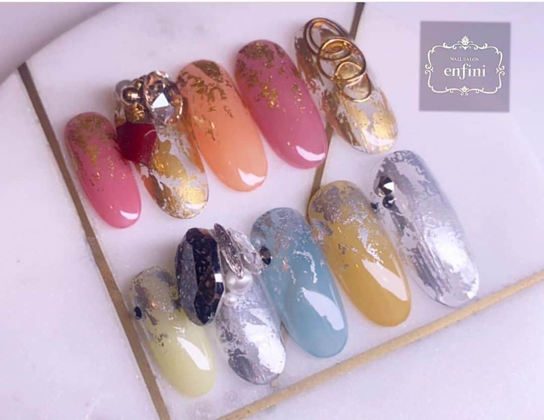 initygel_officialさんのインスタグラム写真 - (initygel_officialInstagram)「#Repost @nailsalon_enfini with @get_repost ・・・ foil* シルバーとゴールドのホイルを使用した簡単デザイン。 ・ ・ ベースのカラー達は私イチオシの1度塗りです☺︎ #nail#gelnail#nailart#ネイル#ネイルアート#ジェルネイル#ジェルアート#ネイルデザイン#手描きアート#ジェル#美甲#指甲#ネイルサロン#nailsalon#instanail#札幌#enfini#アンフィニ#젤네일#네일#大人ネイル#nailist#オフィスネイル#トレンドネイル#秋ネイル#initygel #アイニティジェル#冬ネイル#ホイルネイル」9月25日 20時41分 - initygel_official