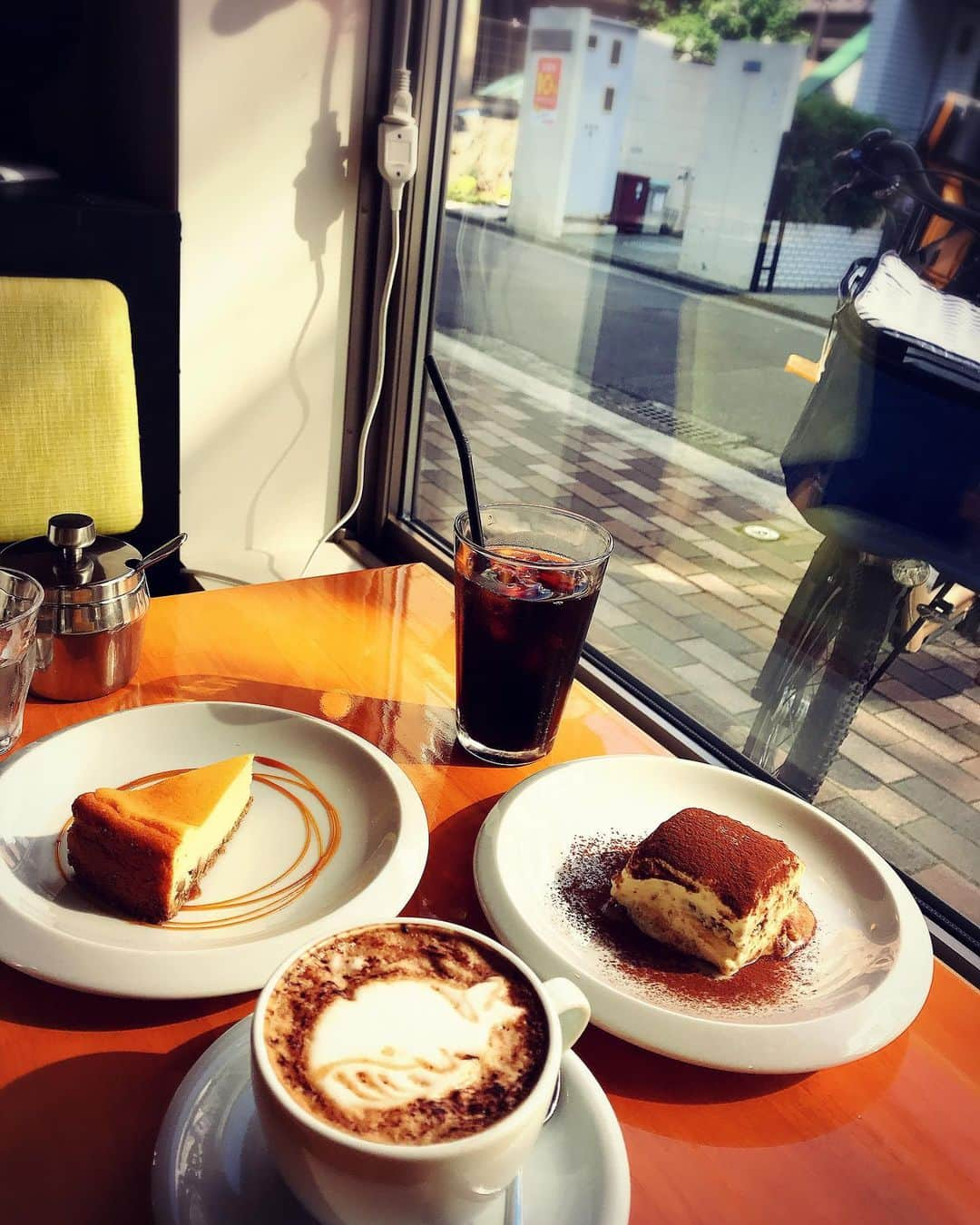 尾崎ありささんのインスタグラム写真 - (尾崎ありさInstagram)「📍Coffee Talk ﻿ ﻿ いつかの、、、美味しいティラミス🤤﻿ ﻿ 寒くなってきたしかわいいラテアートしてくれるからぜひカプチーノを頼んでみてほしいなぁ☕️💕﻿ ﻿ ﻿ ﻿  #トーキョーミント #tokyomintoo #ミントアンバサダー #カフェ巡り #東カレ倶楽部 #ティラミス #スイーツ #コーヒー #yum #おしゃれさんと繋がりたい#yummy  #delicious #eat #吉祥寺カフェ #カフェ #sweet #デザート #コーヒー #カフェめぐり #カフェスタグラム #カフェ部 #チーズケーキ #ケーキ #甘党 #ラテアート #latteart」9月25日 20時43分 - also1219