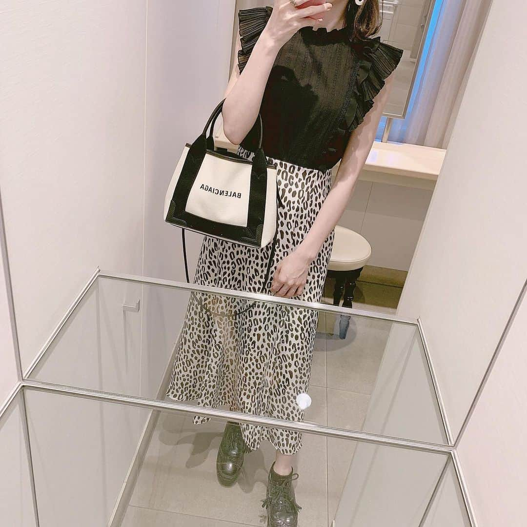 Yukiさんのインスタグラム写真 - (YukiInstagram)「ootd 🤳🏻 ㅤㅤㅤㅤㅤㅤㅤㅤㅤㅤㅤㅤㅤ 秋のトレンド、レオパード柄。🐆 tops @snidel_official  skirt @mercuryduo_com  bag @balenciaga  Aラインの長め丈でフェミニンさもあって 程よい落ち感の生地だから 動くたびに裾がゆれる ♡ （Sサイズ） トップスはお気に入りのブラウス。 寒くなったらリブニットに合わせたいな。 ㅤㅤㅤㅤㅤㅤㅤㅤㅤㅤㅤㅤㅤ #SNIDEL #balenciaga #mercuryduo #秋コーデ #秋コーディネート #今日のコーデ #今日の私服 #スナイデル #レオパードスカート #スカートコーデ #マーキュリーデュオ #モノトーンコーデ」9月25日 20時48分 - yukii061