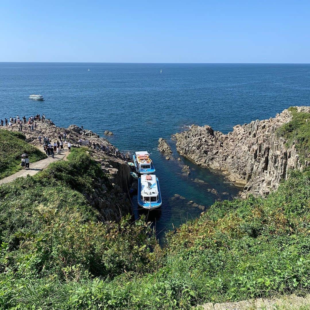 倉野麻里さんのインスタグラム写真 - (倉野麻里Instagram)「話、遡りますが今回の北陸旅行で東尋坊に初めて行きました。  自然の作り出した景色にただただ感動。 サスペンスでもお馴染みですね。  遊覧船のおじさまのトークに癒されました💕  #東尋坊 #福井県 #北陸地方」9月25日 20時58分 - marikurano