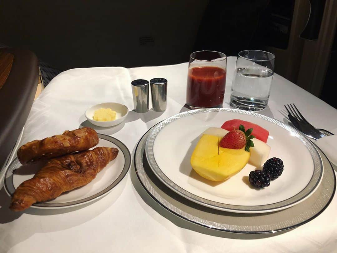 木下春奈さんのインスタグラム写真 - (木下春奈Instagram)「・ to paris🇫🇷 ・ 豪華🤤🤤 飛行機の機内食ってついつい食べすぎる。 ・ ・ ・ #paris#france#🇫🇷#flight」9月25日 21時00分 - haruna_kinoshita