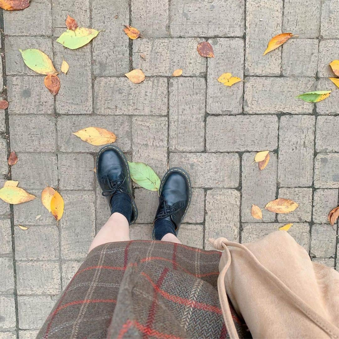 榊本麻衣さんのインスタグラム写真 - (榊本麻衣Instagram)「♡♡ . . Dr.Martensの3ホールやっぱり可愛い👞💓 . . このセットアップもレトロでお気に入り🙊✨ . . 最近は専らブラウンかベージュ🍁 . . #足元倶楽部 #足元コーデ #足元 #DrMartens #3ホール #code #コーデ #足元くら部 #レトロ #レトロコーデ #fashion #mai___fashion」9月25日 21時00分 - maipipii