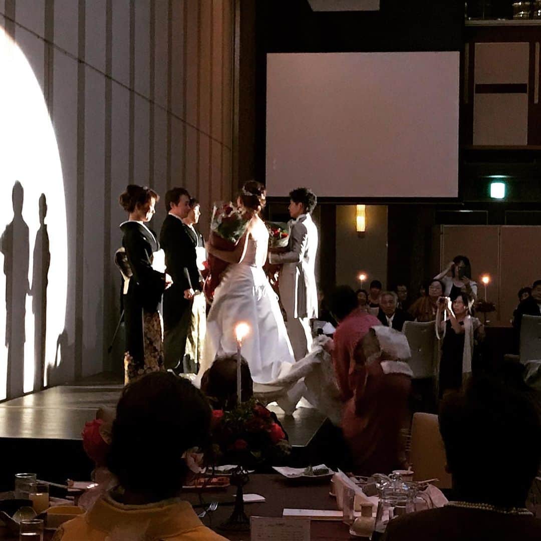 hotel_aomori_weddingさんのインスタグラム写真 - (hotel_aomori_weddingInstagram)「先日スタッフのご子息の結婚式がありました✨いつもは頼りになるスタッフもこの日は新郎両親でした。 なぜか花束贈呈で我々が泣きそうになりました笑 感慨深かったです。 さて、もう秋突入！たくさん更新できるように素材を蓄えます🌝 #ホテル青森 #ホテル青森ウェディング #2019秋婚 #青森の花嫁 #プレ花嫁」9月25日 21時07分 - hotel_aomori_wedding