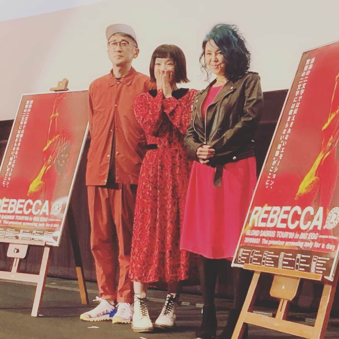 千秋さんのインスタグラム写真 - (千秋Instagram)「新宿バルト9で 『REBECCA BLOND SAURUS TOUR ’89 in BIG EGG-Complete Edition-』の上映会があって、わたしはファン代表として、REBECCAのドラム小田原さんとトークショーをしました。 高校生の時に軽音楽部で女の子バンドを組んでいた時、もちろんレベッカのコピーバンドをしていたくらい大好きだったので、熱い想いをファンの皆さんと語っていたら、突然ななななんとNOKKOさんが現れた‼️ サプライズ登場だったのです✨✨✨ びっくりし過ぎて、一瞬であの頃に戻っちゃって、泣いちゃった。 NOKKOになりたくて NOKKOになれなくて NOKKOはNOKKOで相変わらず可愛くてかっこよくて。 30年前のわたしに言いたい。そのままコツコツ頑張っていたら、憧れのひとに会えるよって。 小田原さんも超優しくて、昔から知ってるひとみたいに接してくれて。あー、嬉しかった。  その後も、なぜかNOKKOさんとコンビのように2人で「スッキリ」など、いくつかの取材を受けて、素晴らしい日でした。 ・ 「彼女の髪はブルーネット Foon たしかにきれいだけど それがどーしたっていうのよ」（byプライベイトヒロイン） 「あなたにしか見えない彼女の魅力が特別だなんて気に入らないの」（by nervous but glamorous） 「仔猫がどれほどsexyかってこと 今夜こそあなたにたっぷりと教えてあげるよ」（by 76th star）  あの頃、NOKKOに色んなことを教えてもらった。 ずっと小さいのがコンプレックスだったけど、大きな声でステージで歌えば、大きくなれるんだってことも。  そして、書いていて今、気がついた。 「星くずたちよ聞いて 私約束するよ 世界中の誰より輝いてみせるって アナタがアタシの総てを変えたわ 探しつづけてた心のカギ 扉をひらけば」 76th starの出だしの歌詞、好きでいつも心に留めていたんだけど、ああ、これは、わたしにとってNOKKOだったんだ‼️ 凄いことに気が付いてしまった••• このDVD、何度も観てダンスも動きもMCさえ覚えてたくらいなんだけど、改めて完全版が10/23に発売されます。是非。  皆さんのREBECCAへの思いを綴ってもらう為に、コメント欄を開けておきますね。なぜなら、NOKKOさんや小田原さん、そして関係者さん達が見てくれる可能性大だから。そして土橋さんも。 令和のREBECCA復活LIVEの為に熱い想いを是非🖋✨ みんなの力でなんとか🙏🏻（本気）  #REBECCA #レベッカ #NOKKO #小田原豊」9月25日 21時08分 - chiaki77777