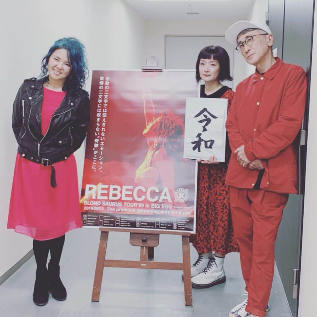 千秋さんのインスタグラム写真 - (千秋Instagram)「新宿バルト9で 『REBECCA BLOND SAURUS TOUR ’89 in BIG EGG-Complete Edition-』の上映会があって、わたしはファン代表として、REBECCAのドラム小田原さんとトークショーをしました。 高校生の時に軽音楽部で女の子バンドを組んでいた時、もちろんレベッカのコピーバンドをしていたくらい大好きだったので、熱い想いをファンの皆さんと語っていたら、突然ななななんとNOKKOさんが現れた‼️ サプライズ登場だったのです✨✨✨ びっくりし過ぎて、一瞬であの頃に戻っちゃって、泣いちゃった。 NOKKOになりたくて NOKKOになれなくて NOKKOはNOKKOで相変わらず可愛くてかっこよくて。 30年前のわたしに言いたい。そのままコツコツ頑張っていたら、憧れのひとに会えるよって。 小田原さんも超優しくて、昔から知ってるひとみたいに接してくれて。あー、嬉しかった。  その後も、なぜかNOKKOさんとコンビのように2人で「スッキリ」など、いくつかの取材を受けて、素晴らしい日でした。 ・ 「彼女の髪はブルーネット Foon たしかにきれいだけど それがどーしたっていうのよ」（byプライベイトヒロイン） 「あなたにしか見えない彼女の魅力が特別だなんて気に入らないの」（by nervous but glamorous） 「仔猫がどれほどsexyかってこと 今夜こそあなたにたっぷりと教えてあげるよ」（by 76th star）  あの頃、NOKKOに色んなことを教えてもらった。 ずっと小さいのがコンプレックスだったけど、大きな声でステージで歌えば、大きくなれるんだってことも。  そして、書いていて今、気がついた。 「星くずたちよ聞いて 私約束するよ 世界中の誰より輝いてみせるって アナタがアタシの総てを変えたわ 探しつづけてた心のカギ 扉をひらけば」 76th starの出だしの歌詞、好きでいつも心に留めていたんだけど、ああ、これは、わたしにとってNOKKOだったんだ‼️ 凄いことに気が付いてしまった••• このDVD、何度も観てダンスも動きもMCさえ覚えてたくらいなんだけど、改めて完全版が10/23に発売されます。是非。  皆さんのREBECCAへの思いを綴ってもらう為に、コメント欄を開けておきますね。なぜなら、NOKKOさんや小田原さん、そして関係者さん達が見てくれる可能性大だから。そして土橋さんも。 令和のREBECCA復活LIVEの為に熱い想いを是非🖋✨ みんなの力でなんとか🙏🏻（本気）  #REBECCA #レベッカ #NOKKO #小田原豊」9月25日 21時08分 - chiaki77777