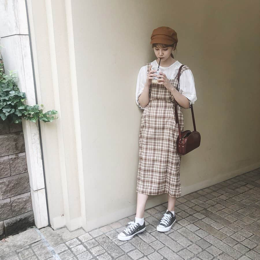 村田倫子さんのインスタグラム写真 - (村田倫子Instagram)「#りんこーで  onepiece @isntshe_official ☞select item blouse @zara  shoes @converse_jp  bag @apc_paris . チェックのジャンスカ☺︎は、本日から発売です。ウエストにリボンがついてるので、バランスよくきれます。この日は後ろで結んでる🐶 妹に撮ってもらおうと携帯とりだしたら、カバン閉めるの忘れてた(｡•́︿•̀｡)」9月25日 21時09分 - rinco1023