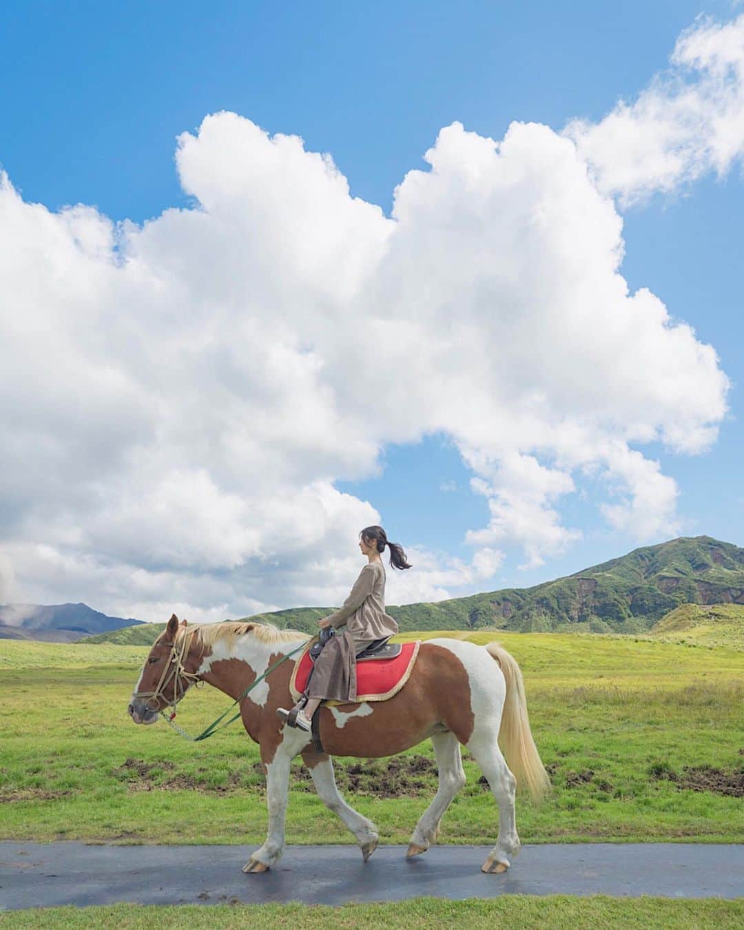 mikicoco00のインスタグラム：「* * 🐴👱‍♀️💓 * 阿蘇草千里🌿 大自然に癒された～⛰ * * 最後に乗せてもらったお馬さん🐴笑 最高に晴れて気持ちよかった～☀️ * * * * #熊本#帰省#阿蘇#阿蘇山#絶景 #草千里#自然#最高#ポニテ #馬#イケメン#ありがとう」