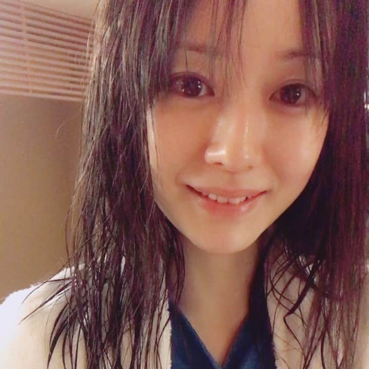 のインスタグラム：「おやすみなさい😊💗 お風呂タイム2時間なり〜☺️🛁🚿 #お風呂 #お風呂あがり #すっぴん #クナイプ の#発汗 がハンパない #🛀 #入浴剤 #入浴剤大好き #salt #入浴 #モデル #温泉ソムリエ #ママ #アラフォー #女子高生ママ #高校生ママ #singleparent #instagood #japanese #me #おやすみなさい #バスタオル は #white #フリーランス #happy #love #mom #tokyo」