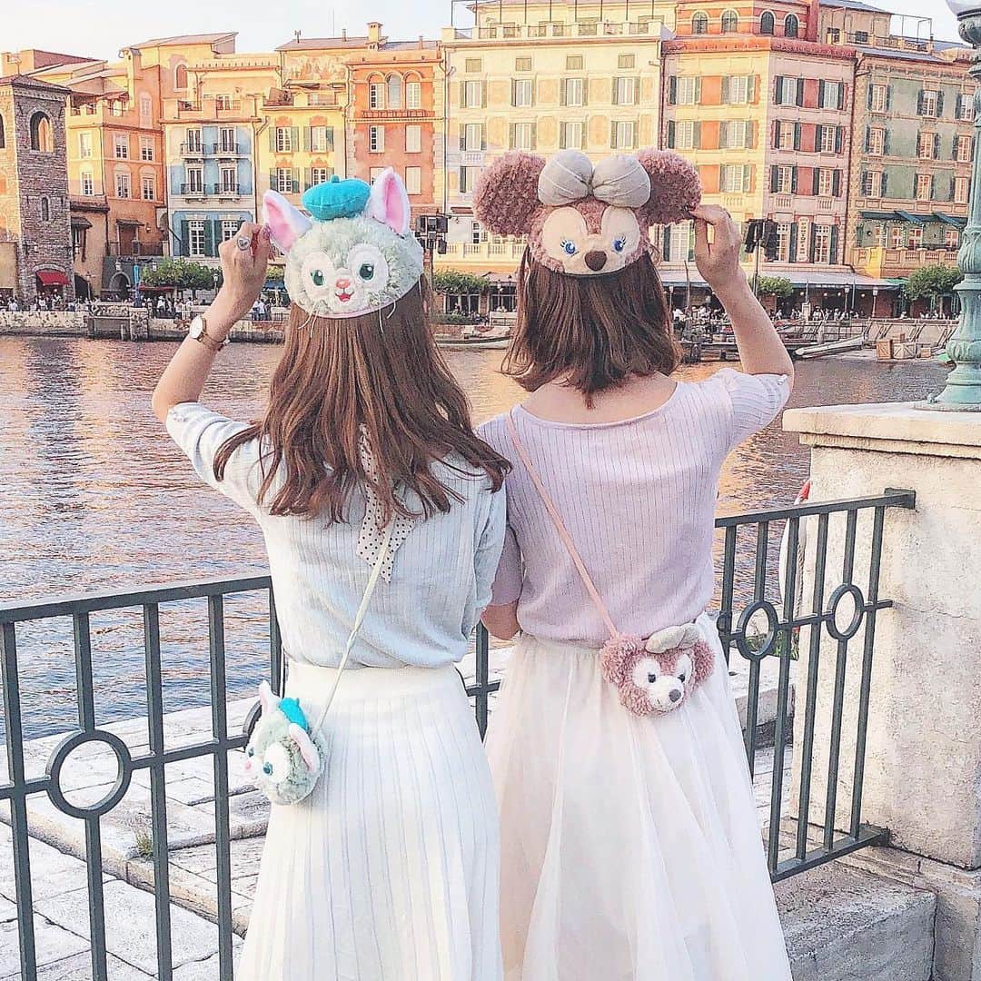 のインスタグラム：「. . Gelatoni × ShellieMay ❁ ❁ ❁ . . あずちゃん ( @azu_pinkxx ) と Disney 久々 に 行ってきた 〜 ‼︎ . . @lerevevaniller の トップス お揃い で ジェラメイ 双子コーデ ❤︎ . . シー の 街並み 外国 みたい で 好き ❁ . . #tokyodisneysea #tds #fashion #東京ディズニーシー #ディズニーシー #イヤーハット  #双子コーデ #シェリーメイコーデ #ジェラトーニコーデ #ディズニーバウンド #あずりい #code #tds #pr @lerevevaniller #lerevevaniller #vaniller_style lvn411-0536」