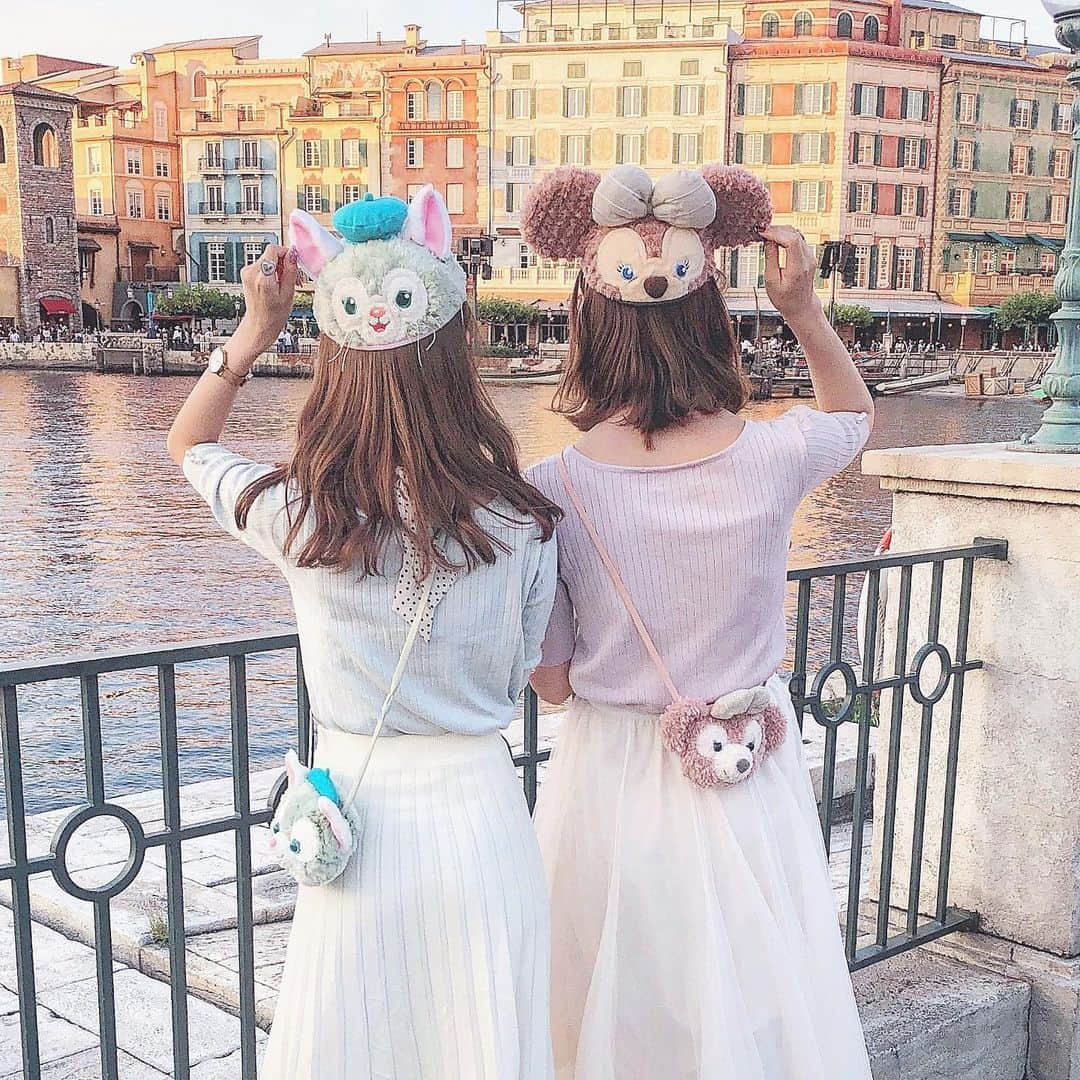 たんりいさんのインスタグラム写真 - (たんりいInstagram)「. . Gelatoni × ShellieMay ❁ ❁ ❁ . . あずちゃん ( @azu_pinkxx ) と Disney 久々 に 行ってきた 〜 ‼︎ . . @lerevevaniller の トップス お揃い で ジェラメイ 双子コーデ ❤︎ . . シー の 街並み 外国 みたい で 好き ❁ . . #tokyodisneysea #tds #fashion #東京ディズニーシー #ディズニーシー #イヤーハット  #双子コーデ #シェリーメイコーデ #ジェラトーニコーデ #ディズニーバウンド #あずりい #code #tds #pr @lerevevaniller #lerevevaniller #vaniller_style lvn411-0536」9月25日 21時16分 - tanrii97