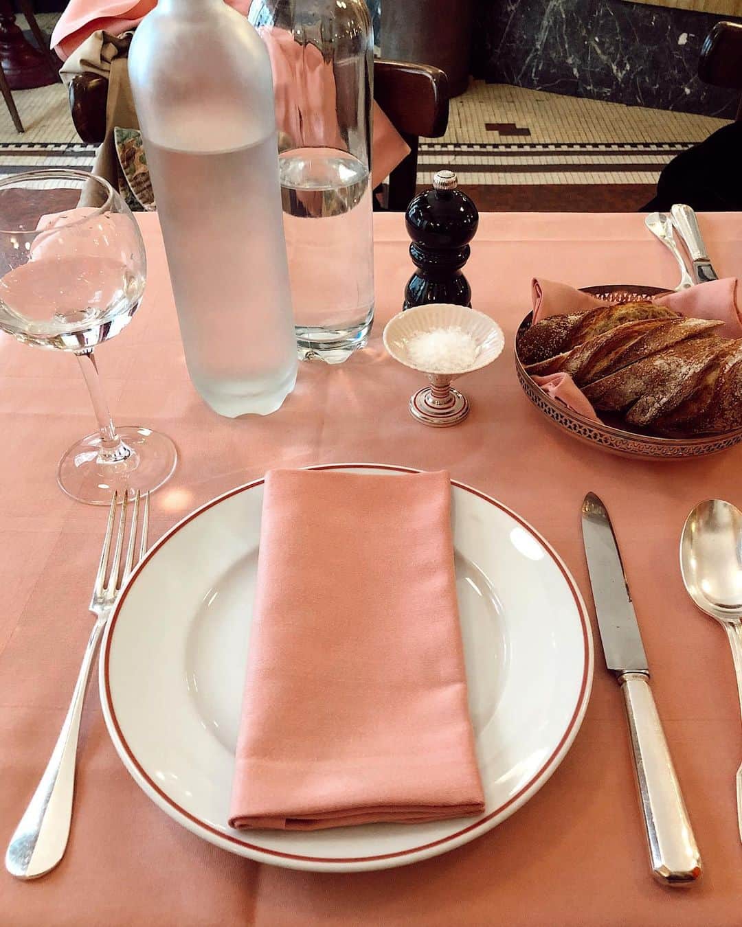 大屋夏南さんのインスタグラム写真 - (大屋夏南Instagram)「Paris💕🇫🇷 なんて可愛いテーブルセットなんでしょう💗パリはいつでもロマンチック✨ ・ ・ #paris #pink」9月25日 21時24分 - __kana_oya__