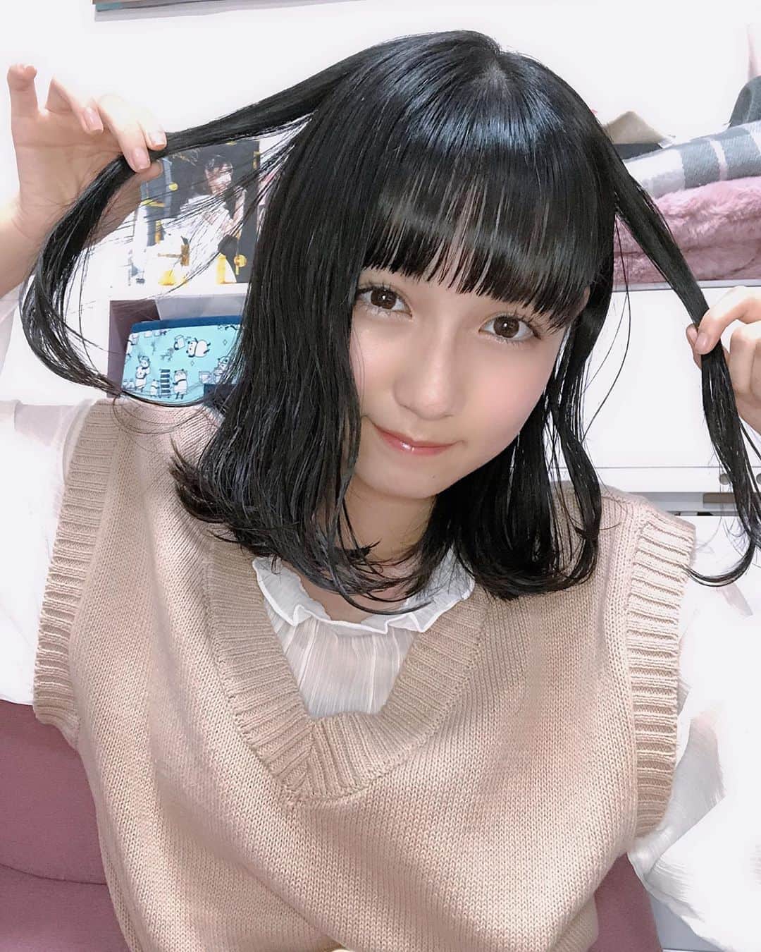 今村麻莉愛のインスタグラム：「. 髪の毛切りました〜💕👍🏻 ･ (@chanonbabyboy ) ･ ･ #ポーズがじわる  #自分で巻けるようになりたい  #HKT48  #今村麻莉愛」