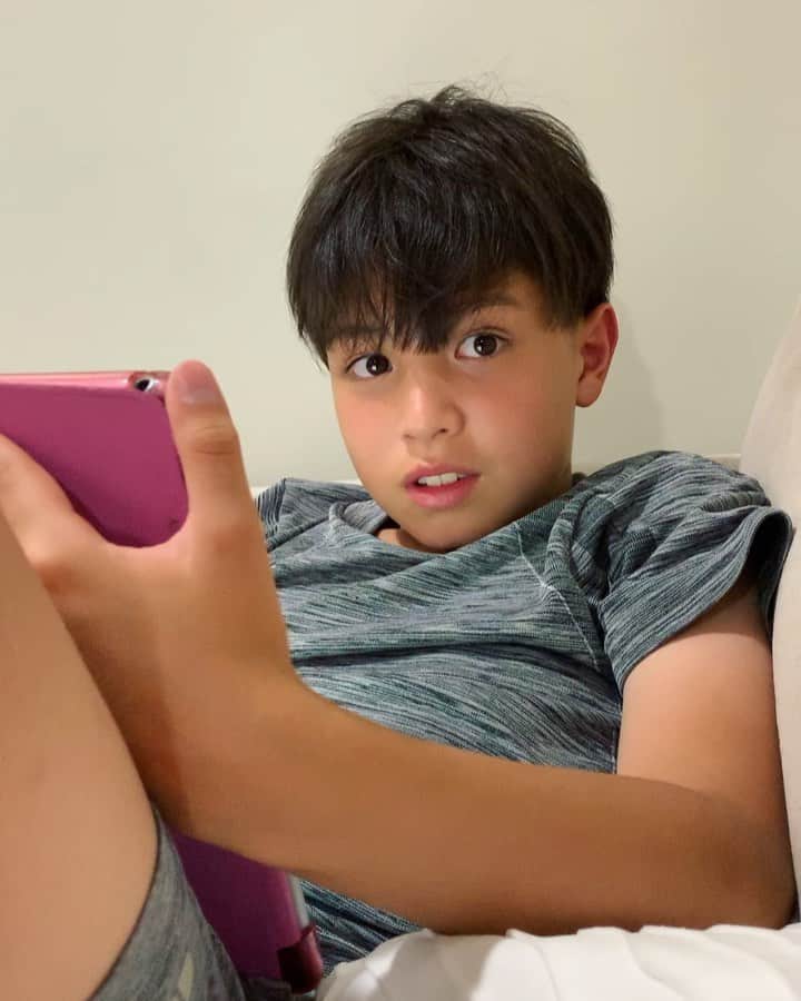バイリンガル3兄妹のインスタグラム：「宿題の調べ物があるっていうから ipad渡したのに… ・ 絶対ゲームしてるよね😂😂 ・ 瞳に反射したところで小さすぎて何してるか私にはわからないのに、信じて動揺する小6男子。 ・ ・ #小6男子 #空雅 #バイリンガル3兄妹」