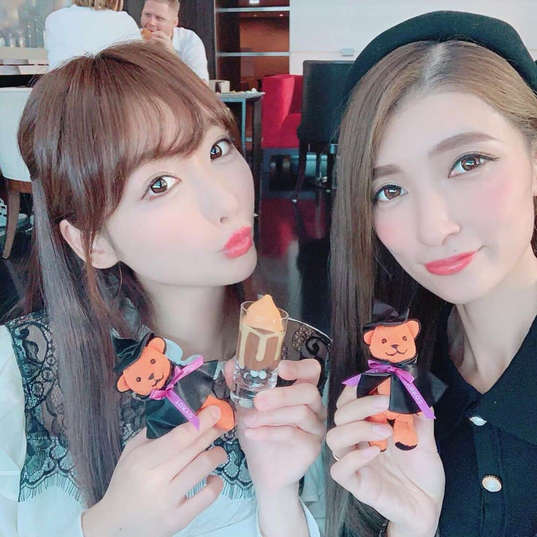 坂地久美さんのインスタグラム写真 - (坂地久美Instagram)「写真10枚あるから、swipeして見てねっ➡️💋 💖ちーたん💖が、お誕生日のお祝いしてくれたぁ☺️ #コンラッド東京 の #アフタヌーンティー 最高すぎたっ❤️ 景色も綺麗で、スコーンやトリュフ味のサンドイッチやスイーツ全部お洒落で美味しくて、本当に優雅な空間の中、めちゃくちゃ楽しかったし癒されまくりでした💕  プレゼントで頂いた🎁YSLの発色が綺麗で話題のリップや、リップ美容液、ヘアー香水など💄嬉しすぎ😍  イヴ・サンローランがスタッツ柄の可愛すぎる感じになっててビックリ💫  サプライズ嬉しかったぁ🥺  #bff #birthdayparty #コンラッド東京 #アフタヌーンティー #サプライズ #大好きな友達」9月25日 21時39分 - sakachikumi