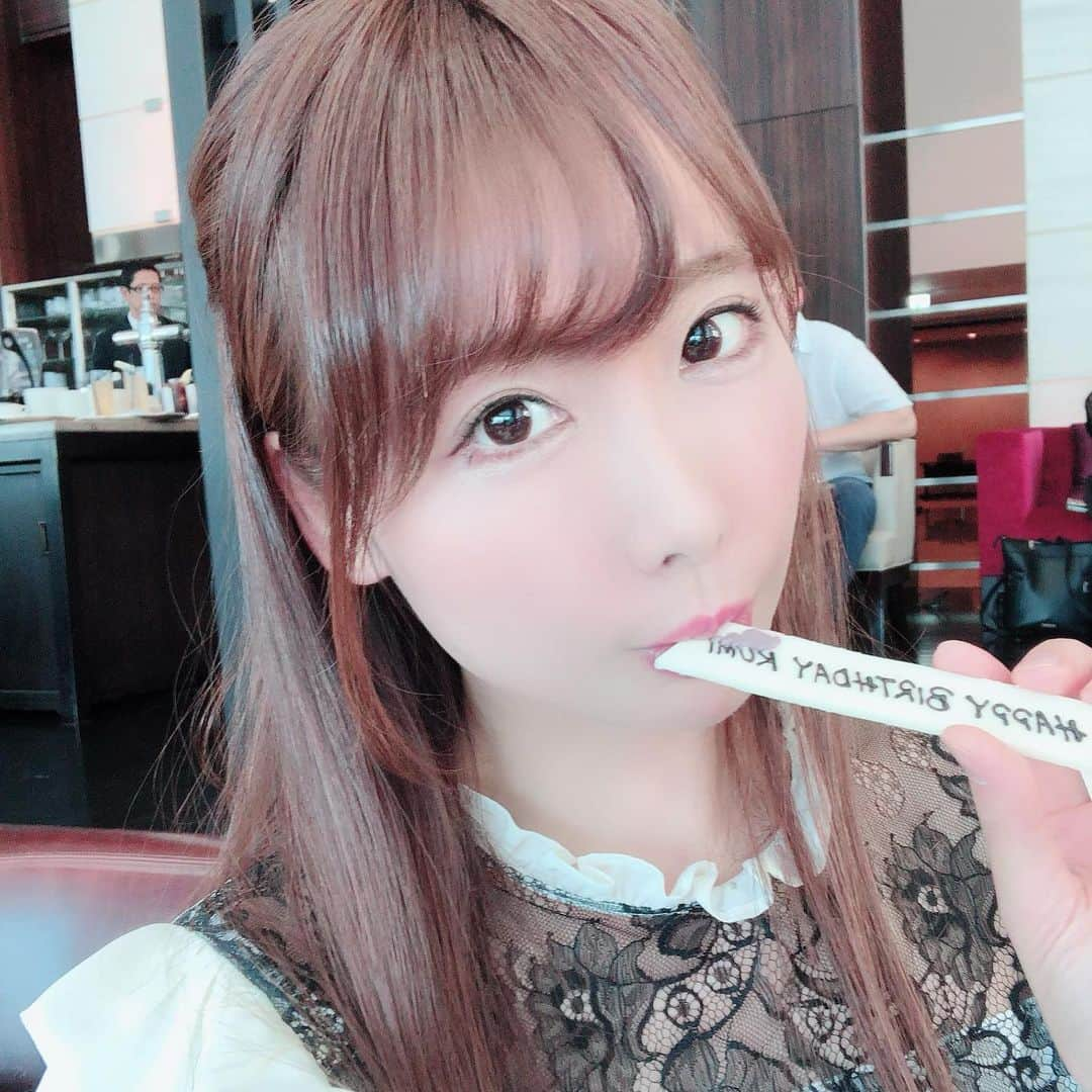 坂地久美さんのインスタグラム写真 - (坂地久美Instagram)「写真10枚あるから、swipeして見てねっ➡️💋 💖ちーたん💖が、お誕生日のお祝いしてくれたぁ☺️ #コンラッド東京 の #アフタヌーンティー 最高すぎたっ❤️ 景色も綺麗で、スコーンやトリュフ味のサンドイッチやスイーツ全部お洒落で美味しくて、本当に優雅な空間の中、めちゃくちゃ楽しかったし癒されまくりでした💕  プレゼントで頂いた🎁YSLの発色が綺麗で話題のリップや、リップ美容液、ヘアー香水など💄嬉しすぎ😍  イヴ・サンローランがスタッツ柄の可愛すぎる感じになっててビックリ💫  サプライズ嬉しかったぁ🥺  #bff #birthdayparty #コンラッド東京 #アフタヌーンティー #サプライズ #大好きな友達」9月25日 21時39分 - sakachikumi